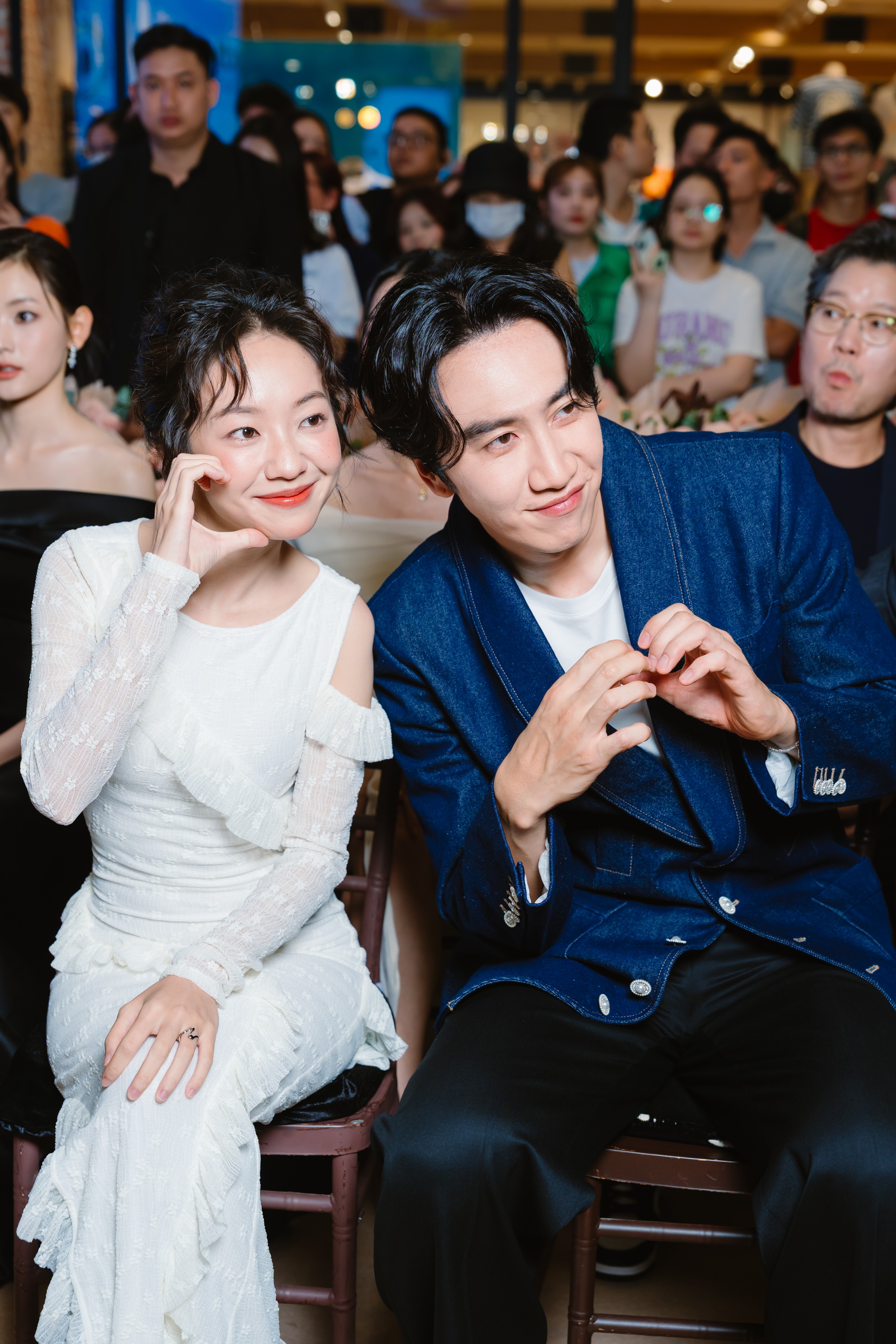 Lee Kwang soo xuất hiện với visual sáng bừng, chiếm spotlight tại thảm đỏ ra mắt 'Tay anh giữ một vì sao'