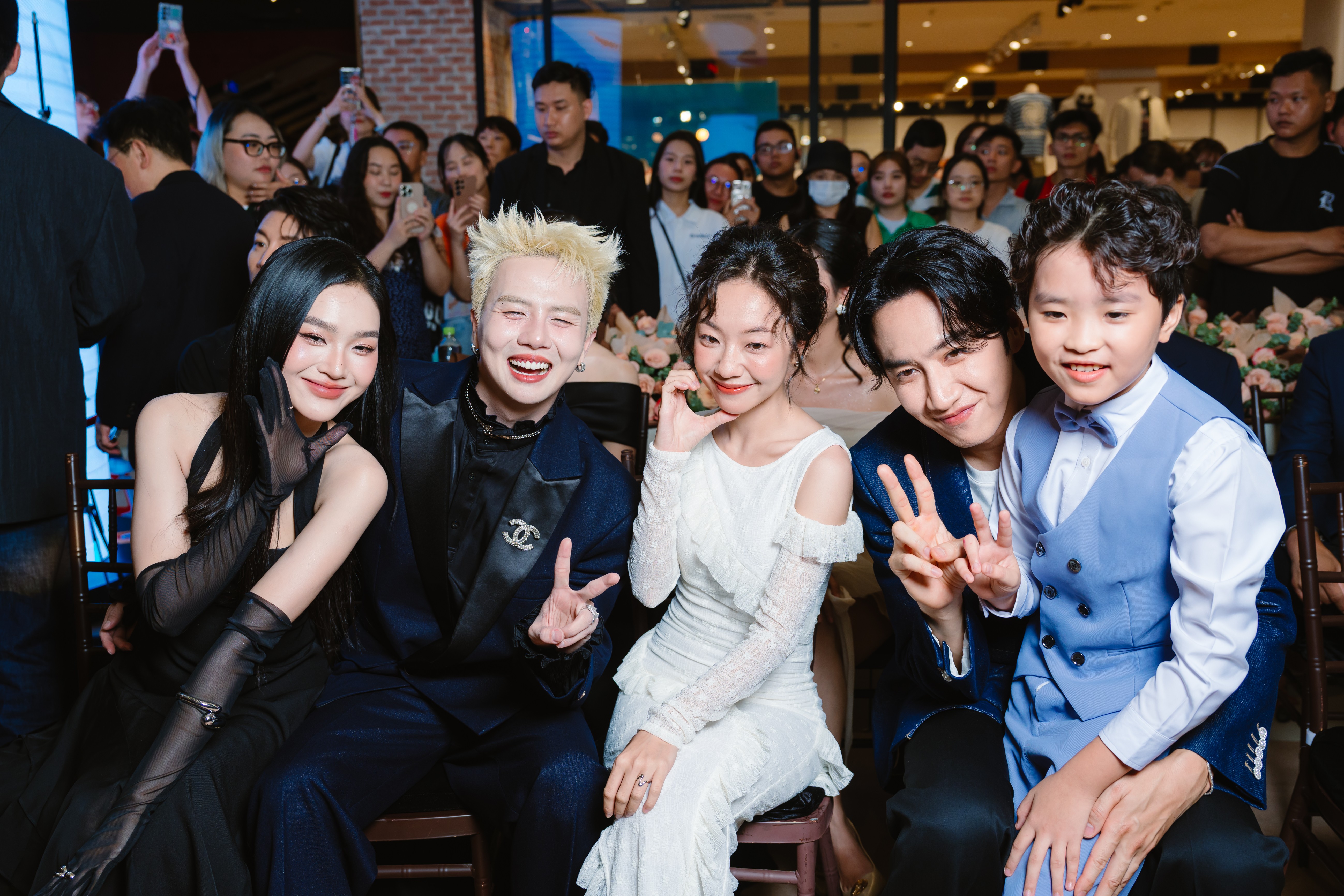 Lee Kwang soo xuất hiện với visual sáng bừng, chiếm spotlight tại thảm đỏ ra mắt 'Tay anh giữ một vì sao'