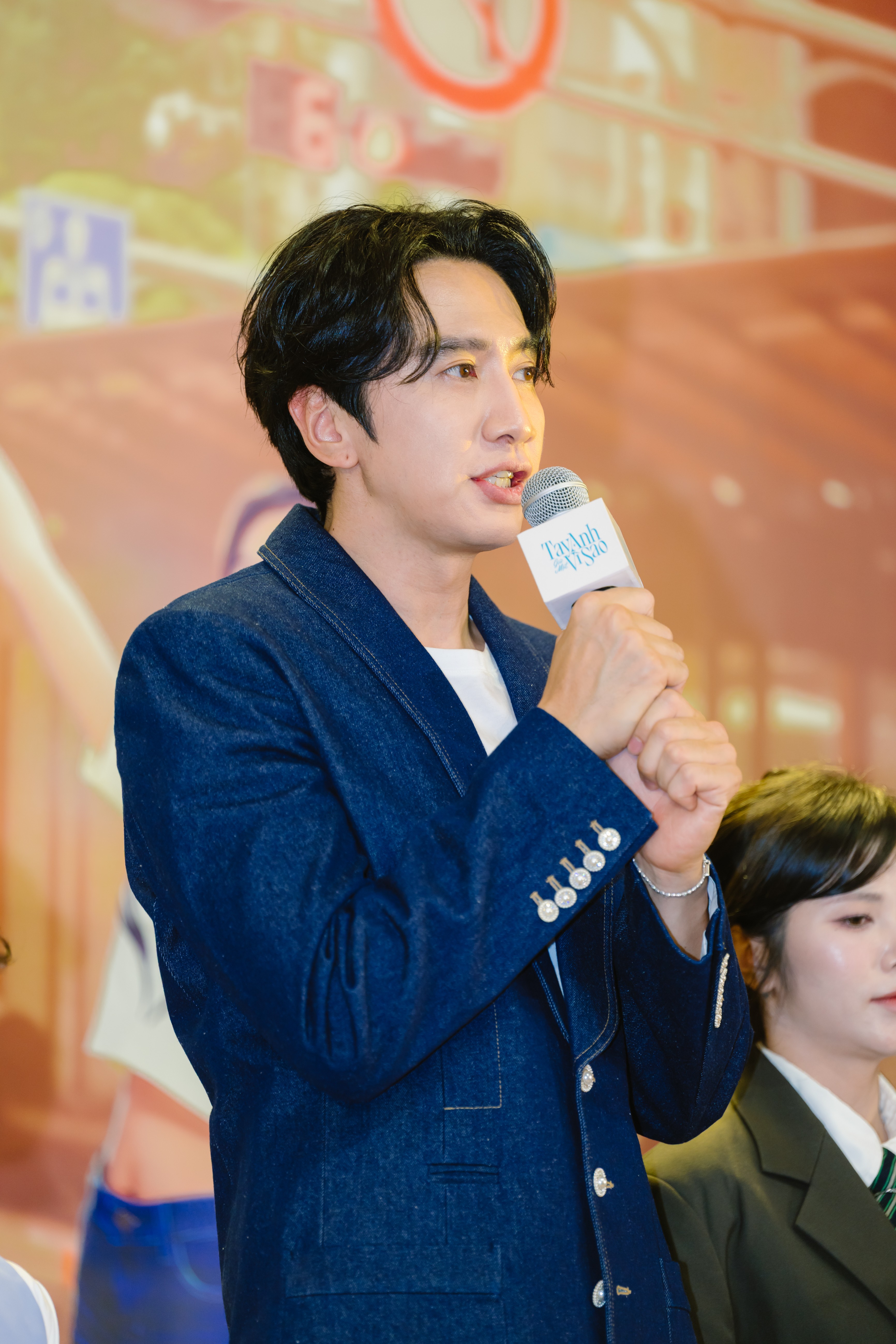 Lee Kwang soo xuất hiện với visual sáng bừng, chiếm spotlight tại thảm đỏ ra mắt 'Tay anh giữ một vì sao'