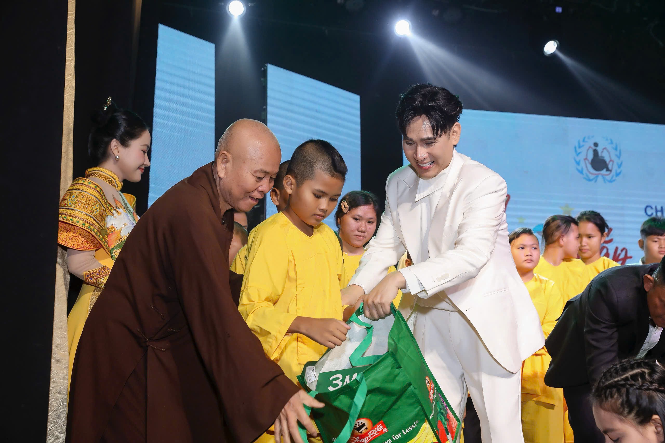 Nguyên Vũ lấy doanh thu MV mới góp vào quỹ 'Vì nụ cười trẻ em'