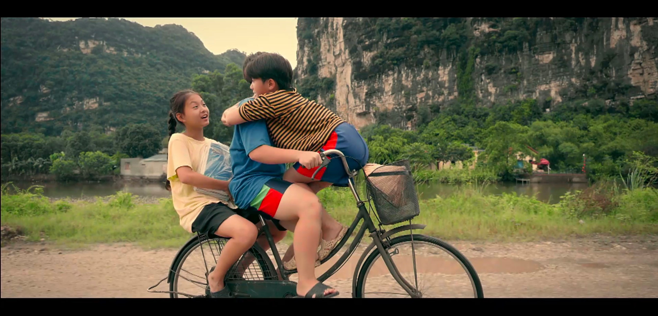 'Cách em 1 milimet' gây sốt khi khuấy động ký ức tuổi thơ của 8X, 9X