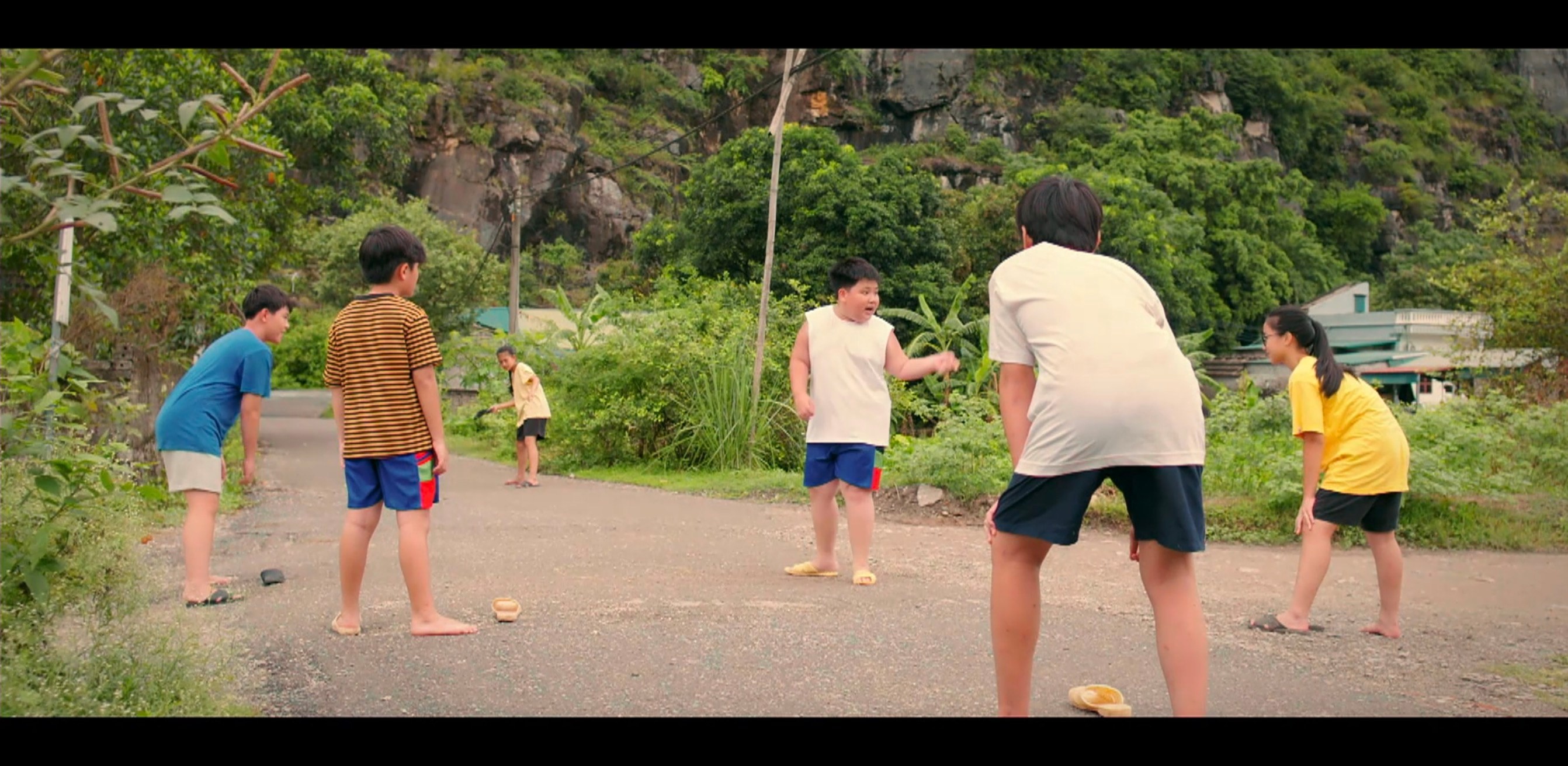 'Cách em 1 milimet' gây sốt khi khuấy động ký ức tuổi thơ của 8X, 9X