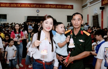 Hoa hậu Hoàng Thanh Nga:  Từ thảm đỏ đến trái tim yêu thương vì cộng đồng