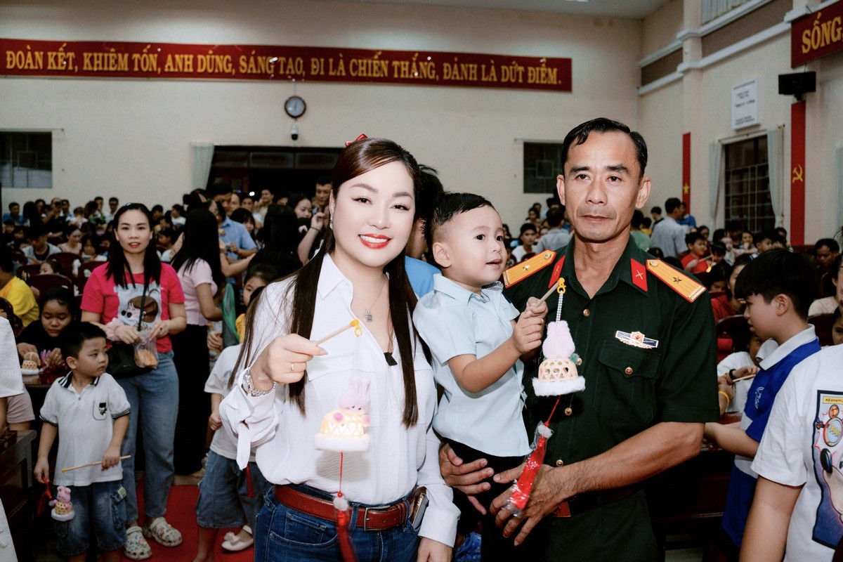 Hoa hậu Hoàng Thanh Nga:  Từ thảm đỏ đến trái tim yêu thương vì cộng đồng