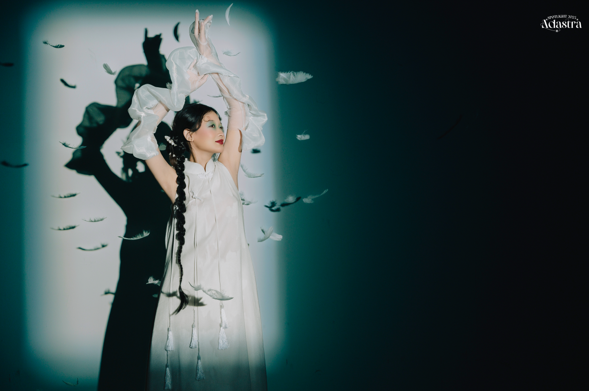 Bước ra khỏi vỏ bọc an toàn, chú cò như thế hệ trẻ hôm nay tuy bỡ ngỡ nhưng sẵn sàng vươn mình trong kỷ nguyên mới.