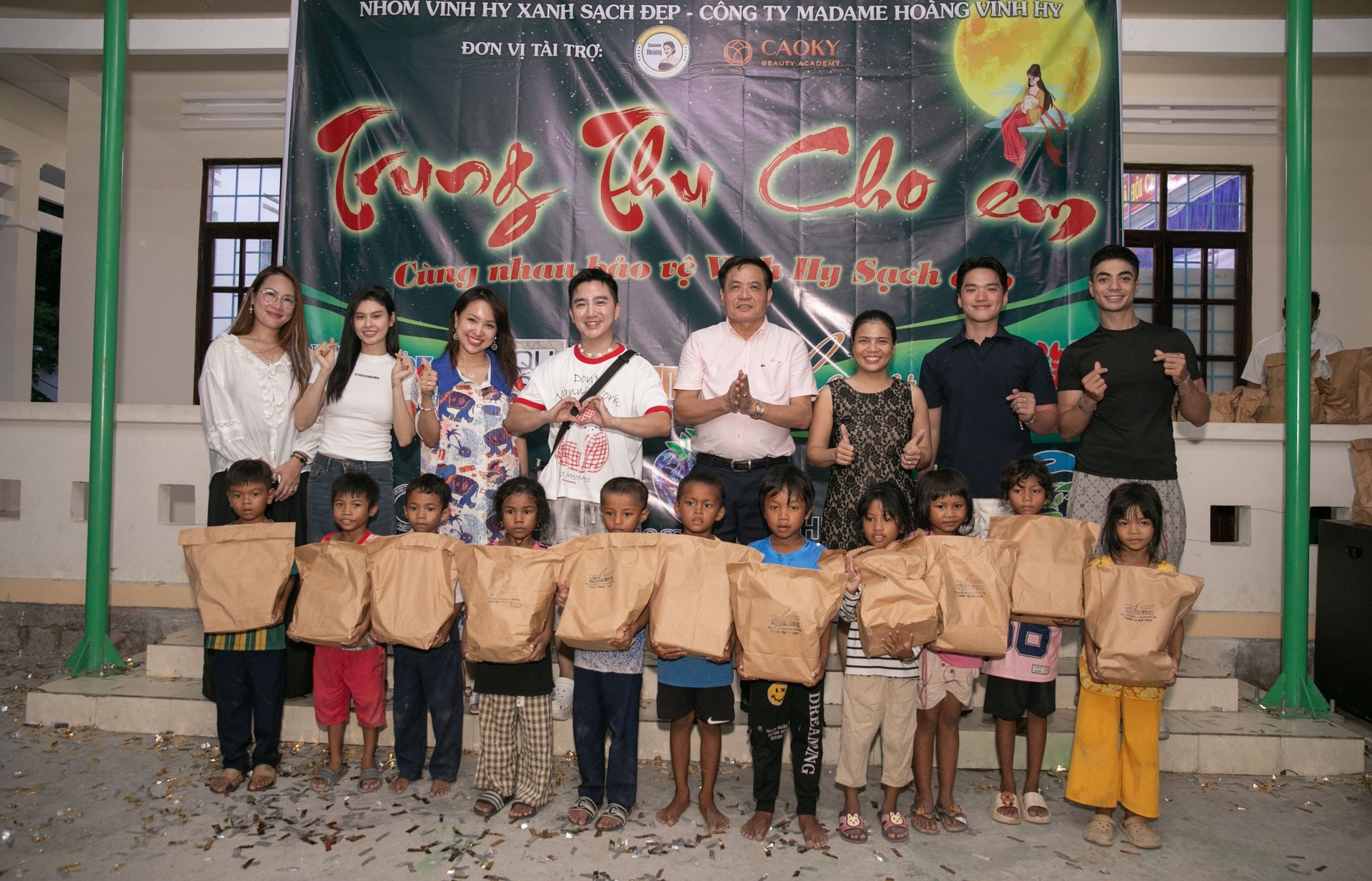 Nghệ sĩ và người đẹp đồng hành cùng 'Trung thu cho em 2025', trao gần 1.000 phần quà cho trẻ em có hoàn cảnh khó khăn ở Vĩnh Hải