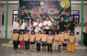 Nghệ sĩ và người đẹp đồng hành cùng 'Trung thu cho em 2025', trao gần 1.000 phần quà cho trẻ em có hoàn cảnh khó khăn ở Vĩnh Hải