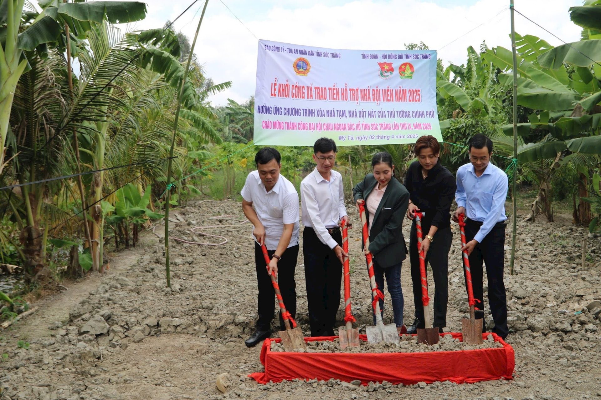 Vợ chồng Á hậu Thanh Tuyền - Đỗ Minh Quân tới tận Nông Cống - Thanh Hóa cứu trợ bà con sau bão số 10
