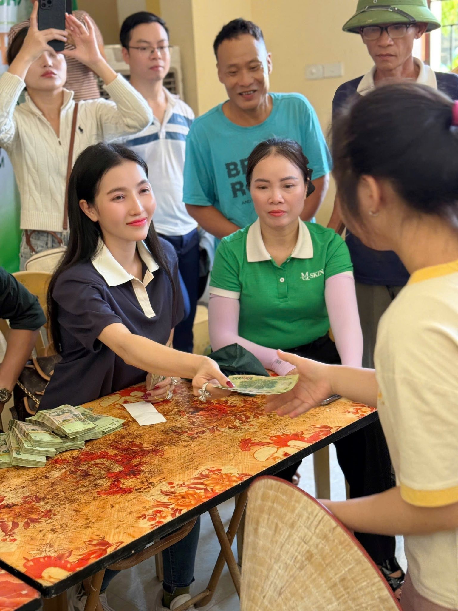 Vợ chồng Á hậu Thanh Tuyền - Đỗ Minh Quân tới tận Nông Cống - Thanh Hóa cứu trợ bà con sau bão số 10