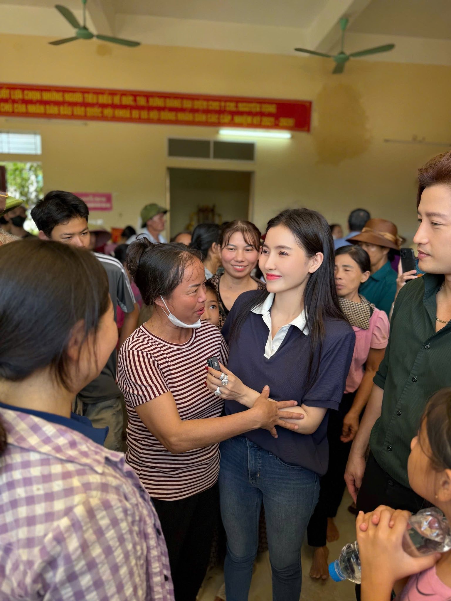 Vợ chồng Á hậu Thanh Tuyền - Đỗ Minh Quân tới tận Nông Cống - Thanh Hóa cứu trợ bà con sau bão số 10