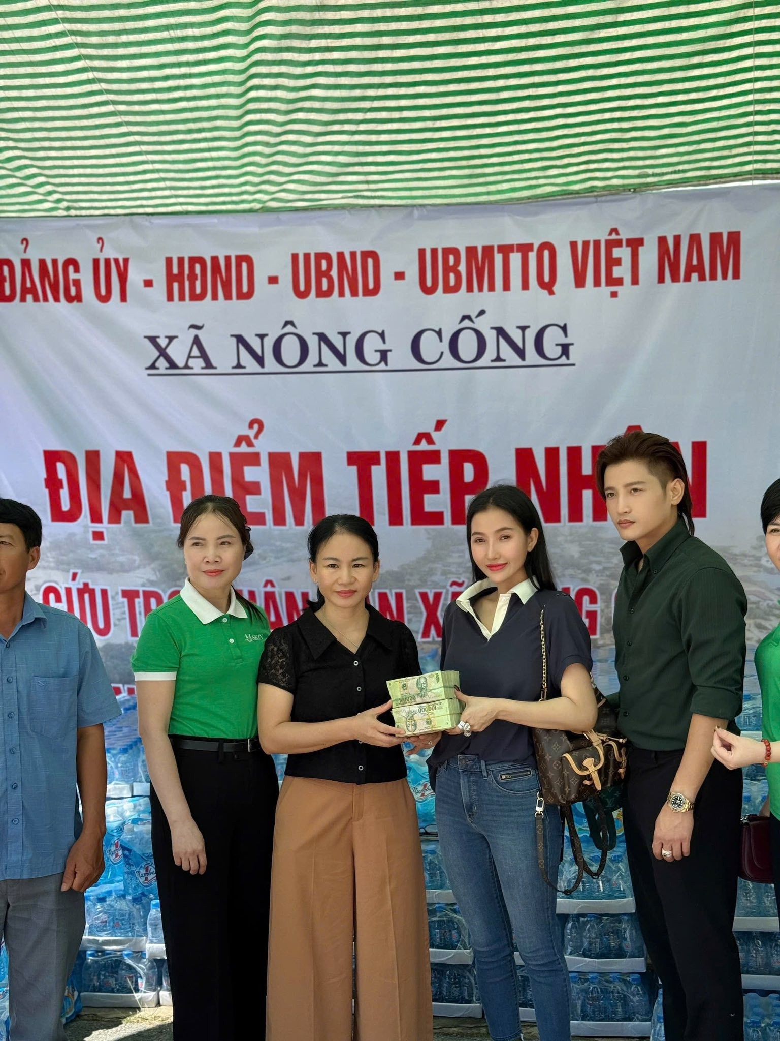 Vợ chồng Á hậu Thanh Tuyền - Đỗ Minh Quân tới tận Nông Cống - Thanh Hóa cứu trợ bà con sau bão số 10