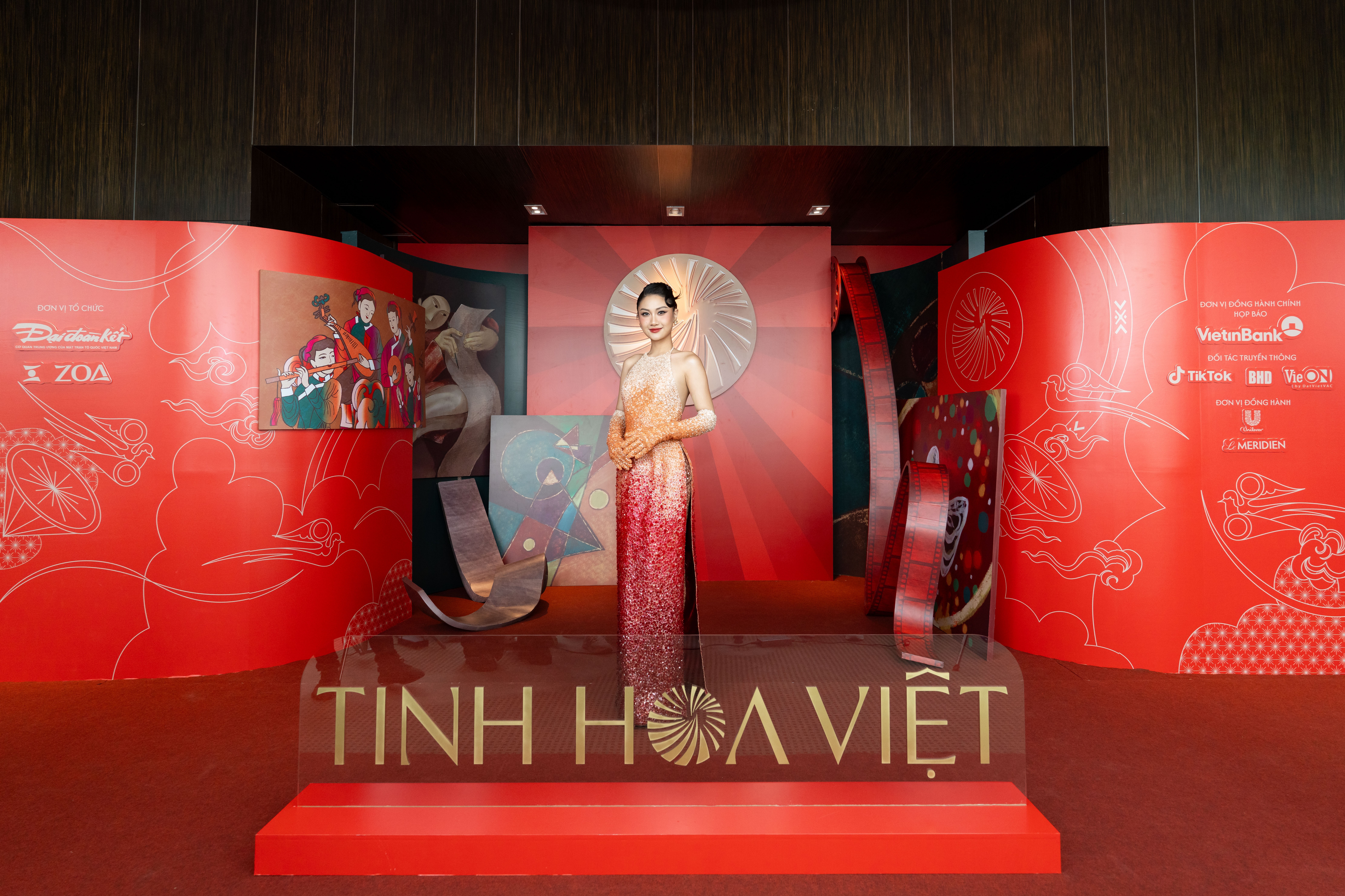 Nhạc sĩ Huy Tuấn bắt tay nhạc sĩ Nguyễn Hải Phong ngồi ghế Hội đồng giám khảo giải thưởng 'Tinh hoa Việt'