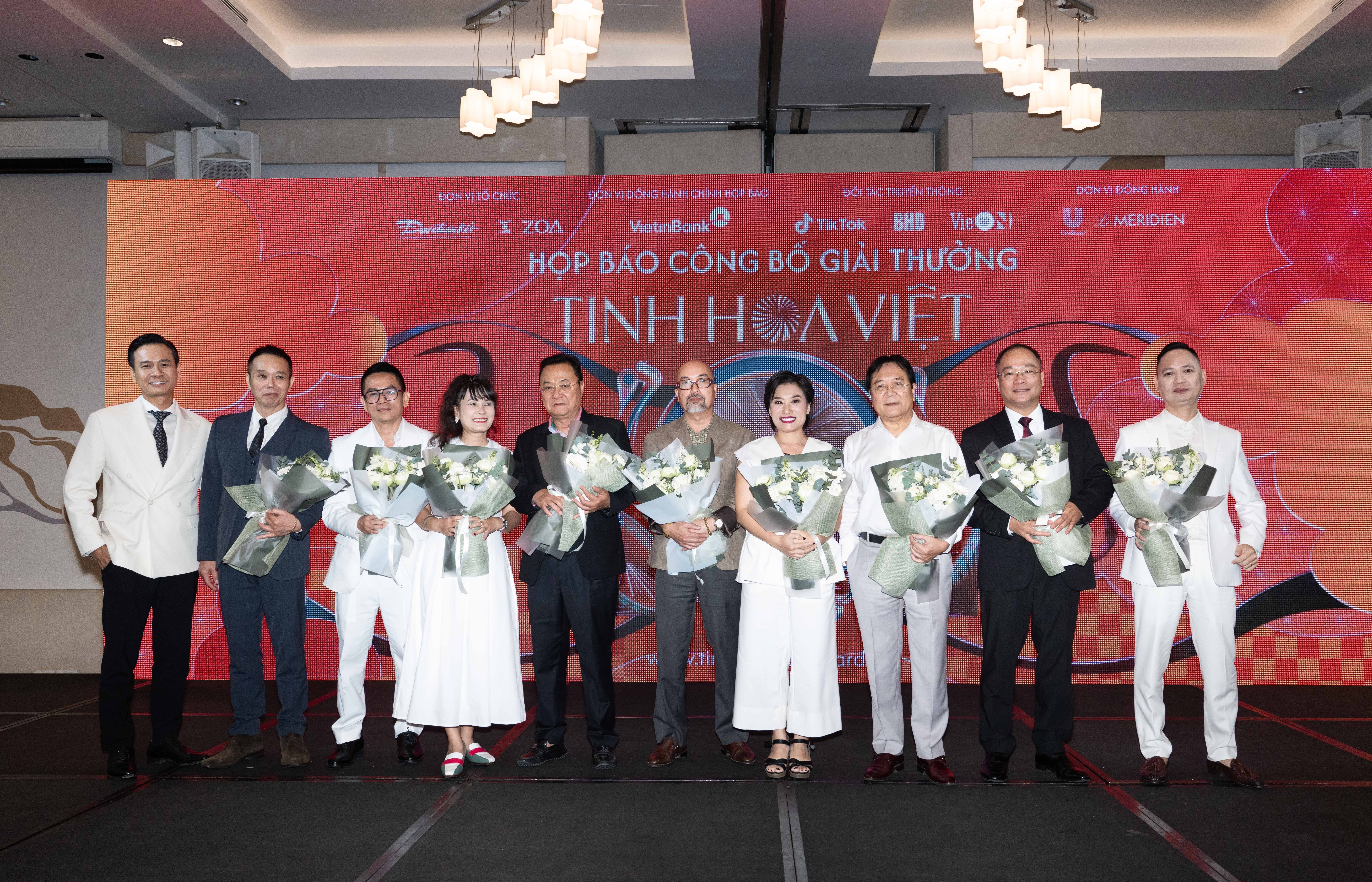 Nhạc sĩ Huy Tuấn bắt tay nhạc sĩ Nguyễn Hải Phong ngồi ghế Hội đồng giám khảo giải thưởng 'Tinh hoa Việt'