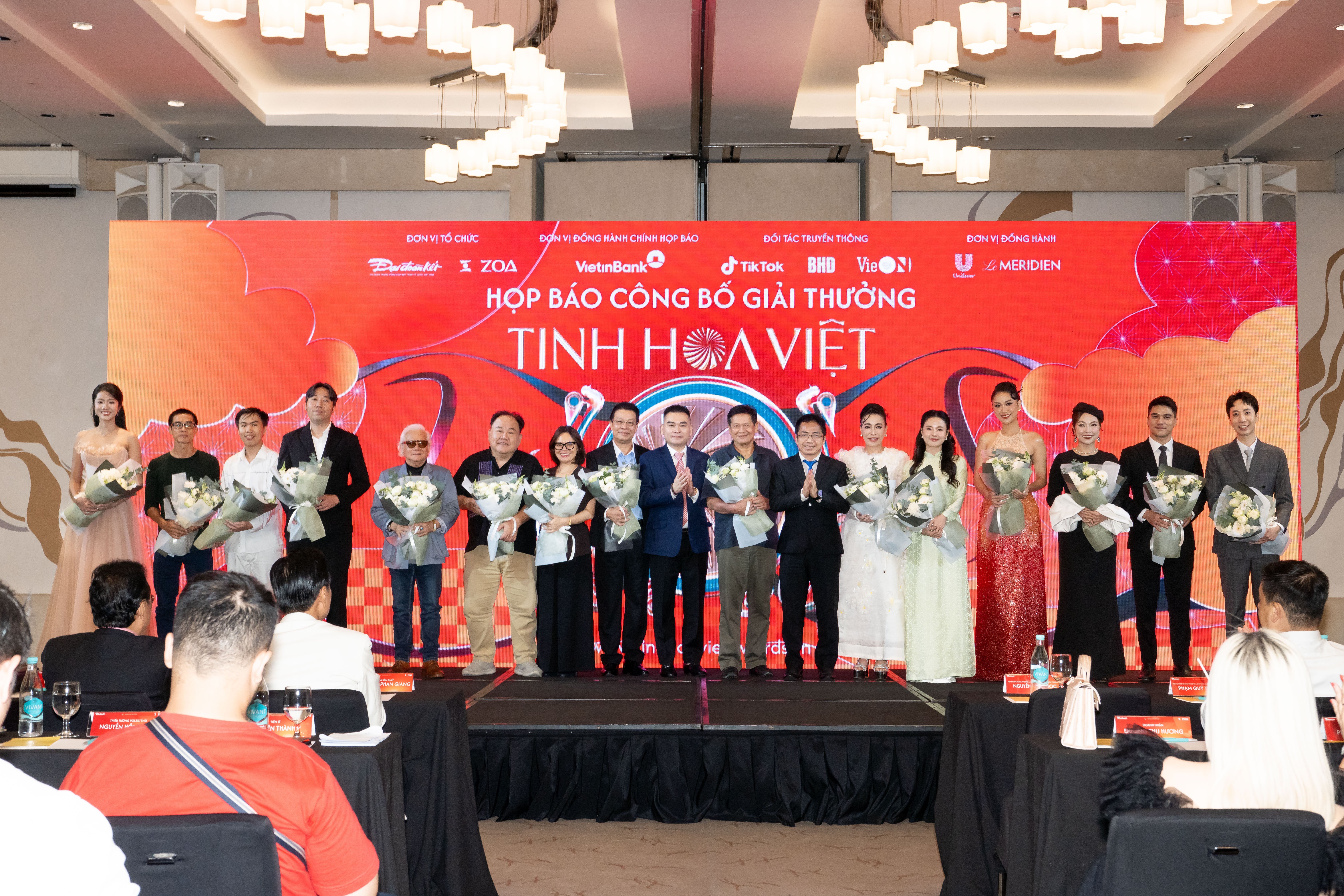 Nhạc sĩ Huy Tuấn bắt tay nhạc sĩ Nguyễn Hải Phong ngồi ghế Hội đồng giám khảo giải thưởng 'Tinh hoa Việt'