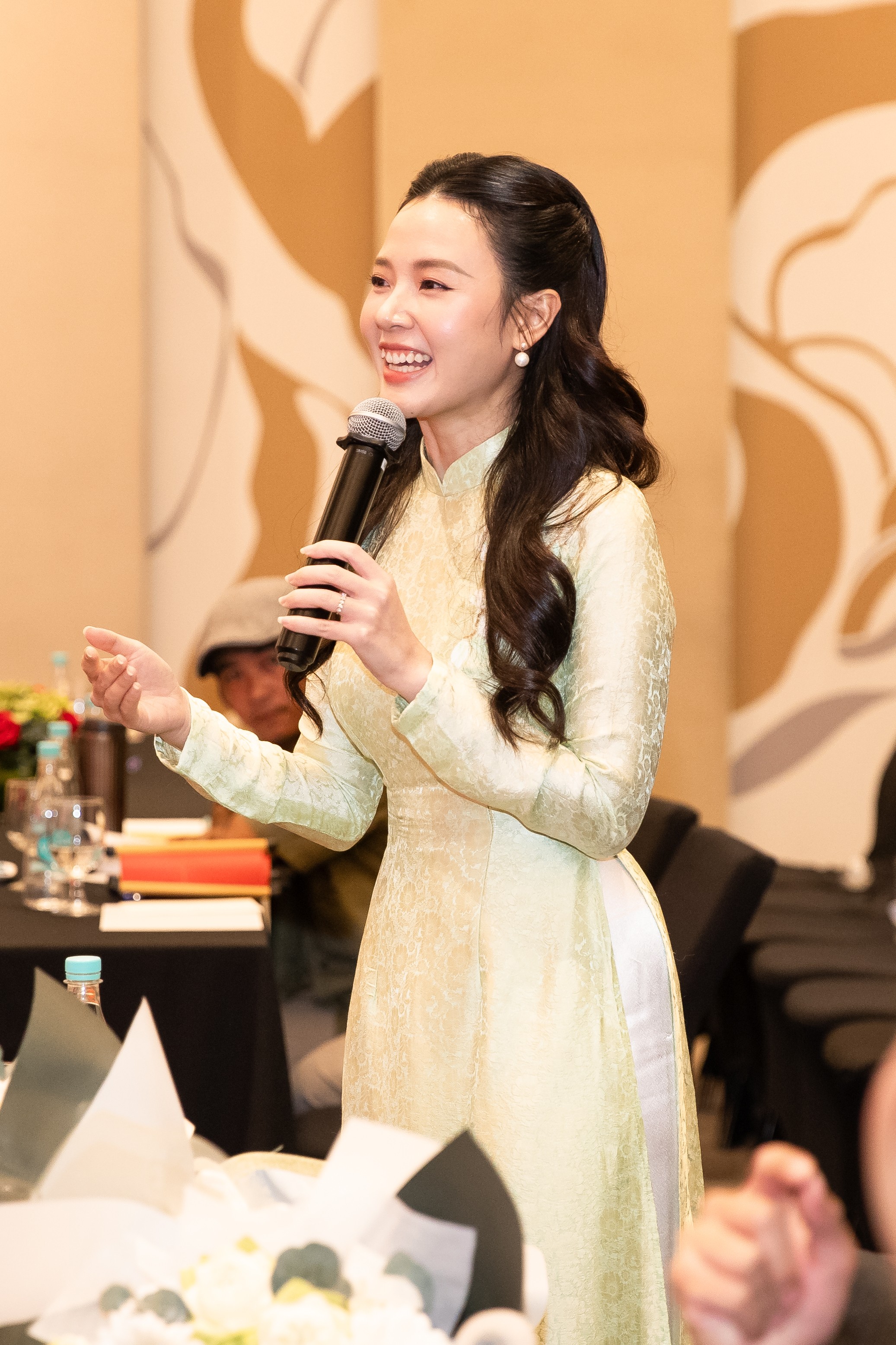 Nhạc sĩ Huy Tuấn bắt tay nhạc sĩ Nguyễn Hải Phong ngồi ghế Hội đồng giám khảo giải thưởng 'Tinh hoa Việt'