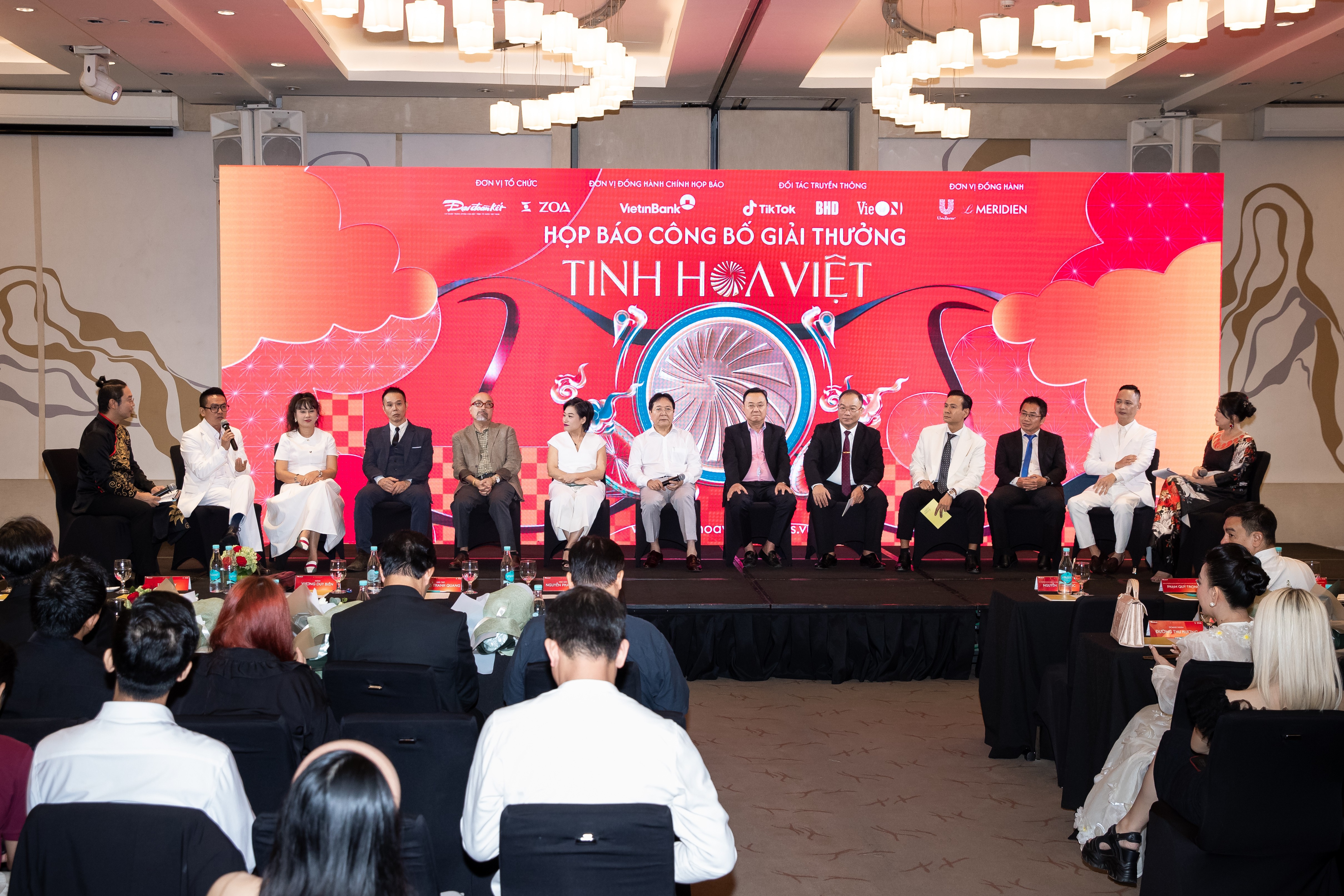 Nhạc sĩ Huy Tuấn bắt tay nhạc sĩ Nguyễn Hải Phong ngồi ghế Hội đồng giám khảo giải thưởng 'Tinh hoa Việt'