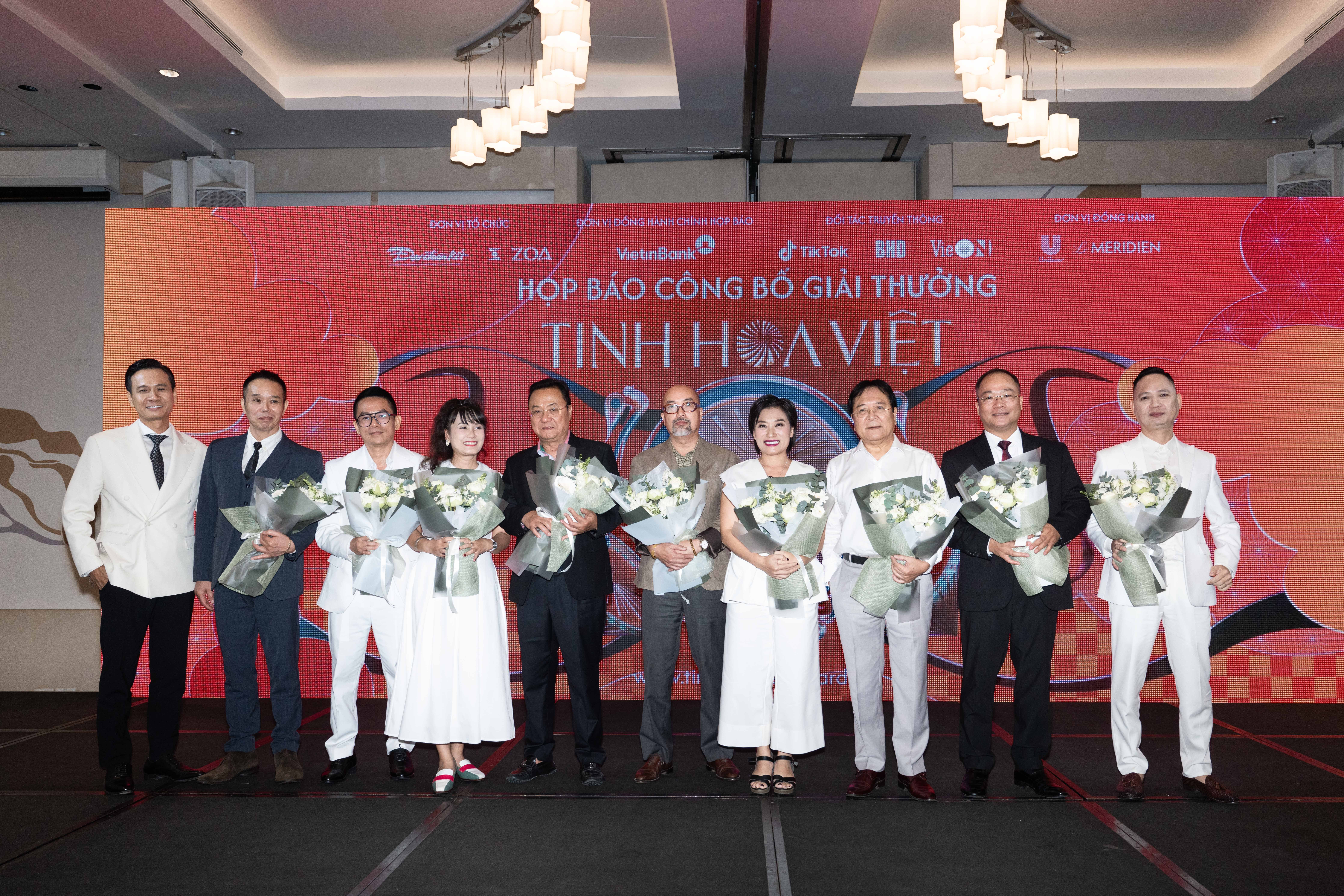 Nhạc sĩ Huy Tuấn bắt tay nhạc sĩ Nguyễn Hải Phong ngồi ghế Hội đồng giám khảo giải thưởng 'Tinh hoa Việt'