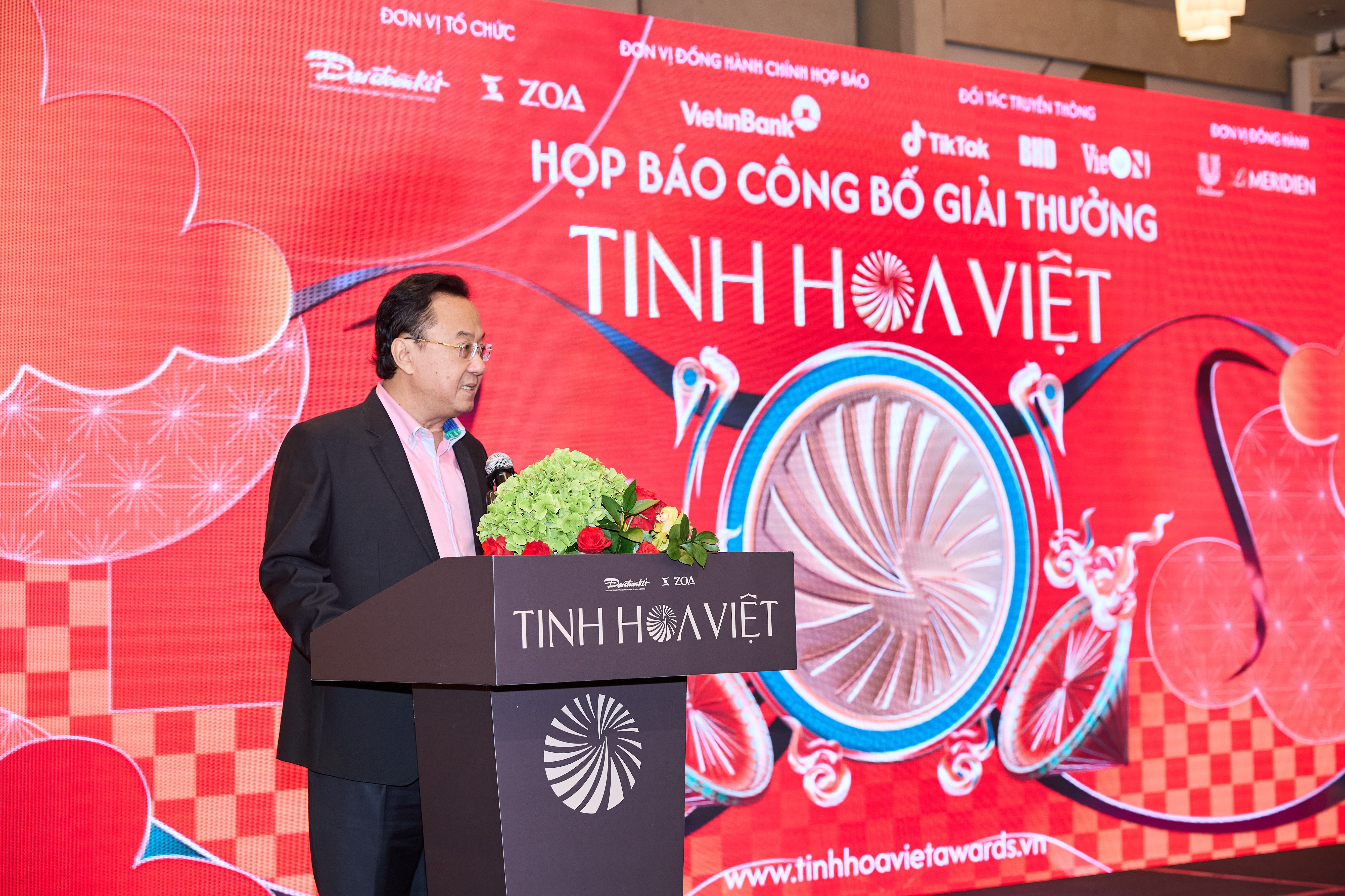 Nhạc sĩ Huy Tuấn bắt tay nhạc sĩ Nguyễn Hải Phong ngồi ghế Hội đồng giám khảo giải thưởng 'Tinh hoa Việt'