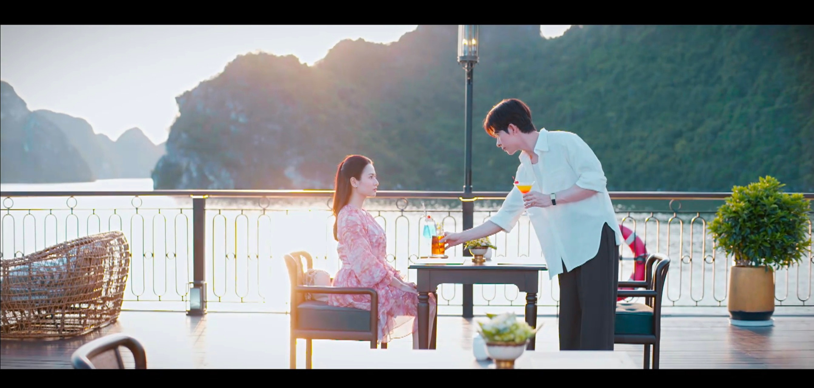 Ngân 'lột xác' gây sốt: Từ cô gái văn phòng giản dị đến 'tiểu thư du thuyền'