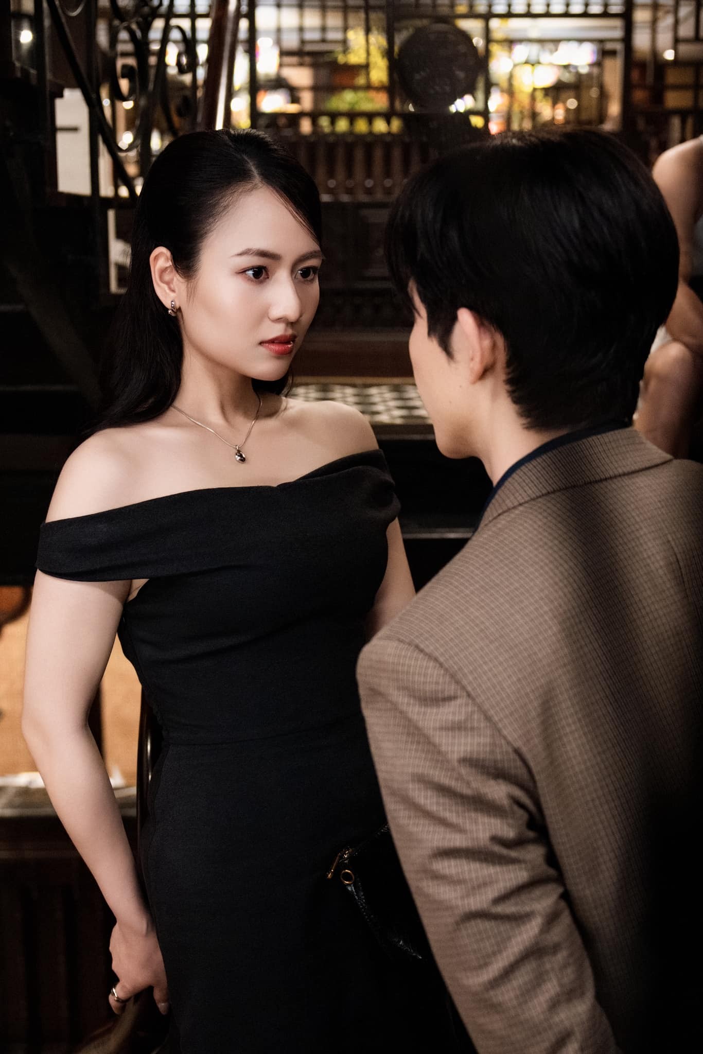 Ngân 'lột xác' gây sốt: Từ cô gái văn phòng giản dị đến 'tiểu thư du thuyền'