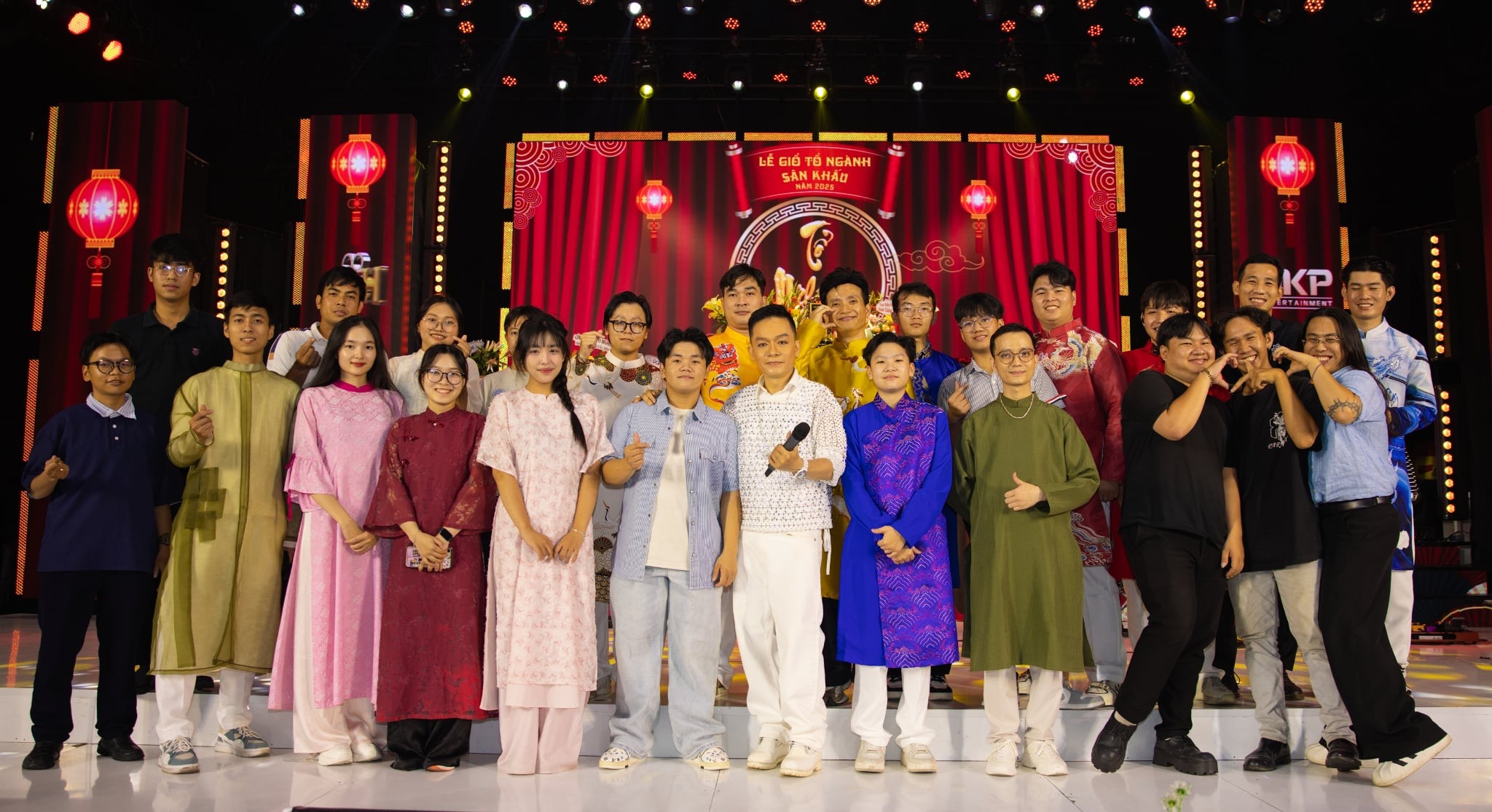 Nghệ sĩ 'thế hệ vàng' Hồng Hạnh, Mỹ Lệ, Phương Thanh tái ngộ tại lễ Giỗ Tổ sân khấu của ca nhạc sĩ Kỳ Phương