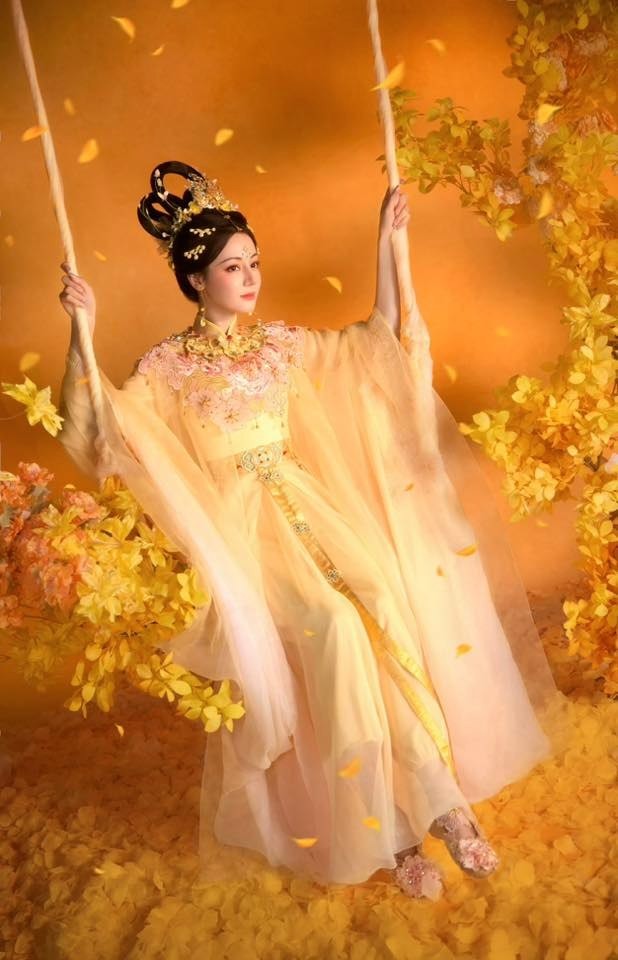 Visual gây sốt của Địch Lệ Nhiệt Ba khi hóa 'chị Hằng'