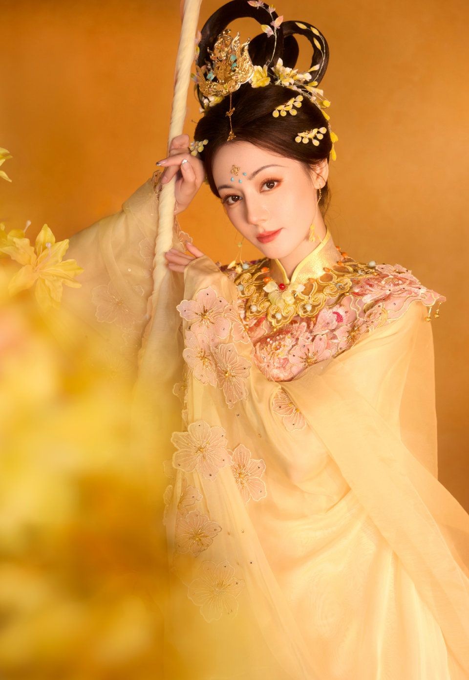 Visual gây sốt của Địch Lệ Nhiệt Ba khi hóa 'chị Hằng'