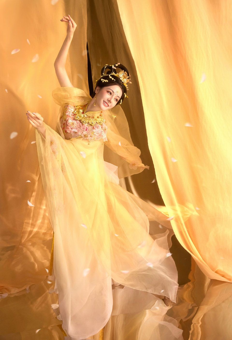 Visual gây sốt của Địch Lệ Nhiệt Ba khi hóa 'chị Hằng'