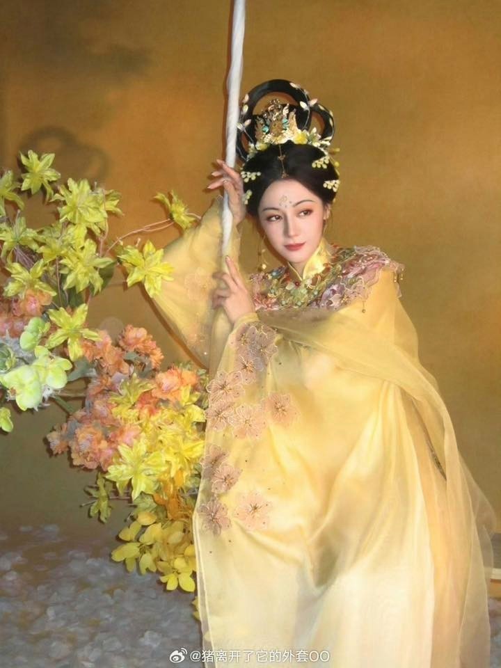 Visual gây sốt của Địch Lệ Nhiệt Ba khi hóa 'chị Hằng'