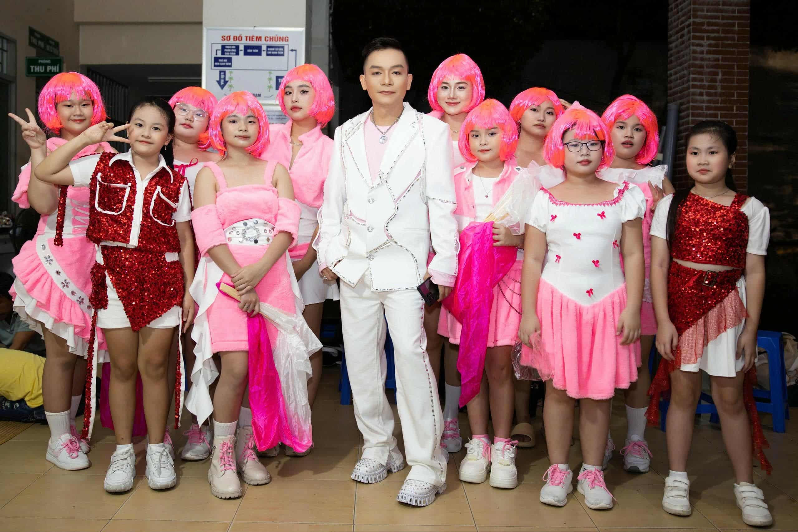 Nghệ sĩ 'thế hệ vàng' Hồng Hạnh, Mỹ Lệ, Phương Thanh tái ngộ tại lễ Giỗ Tổ sân khấu của ca nhạc sĩ Kỳ Phương