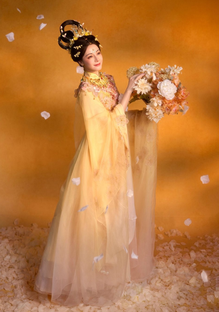 Visual gây sốt của Địch Lệ Nhiệt Ba khi hóa 'chị Hằng'