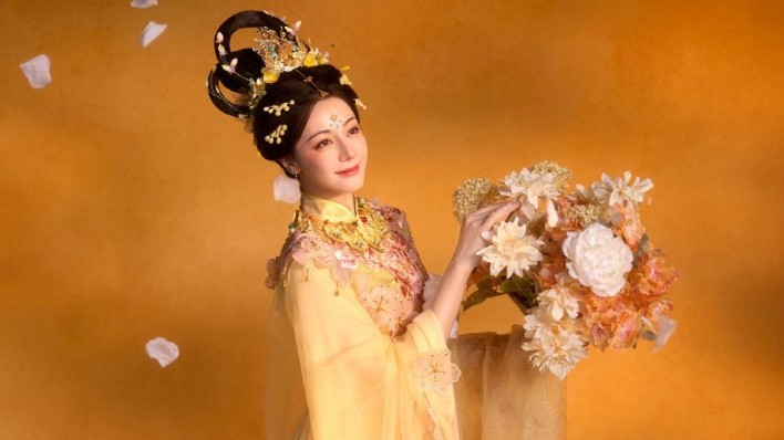 Visual gây sốt của Địch Lệ Nhiệt Ba khi hóa 'chị Hằng'