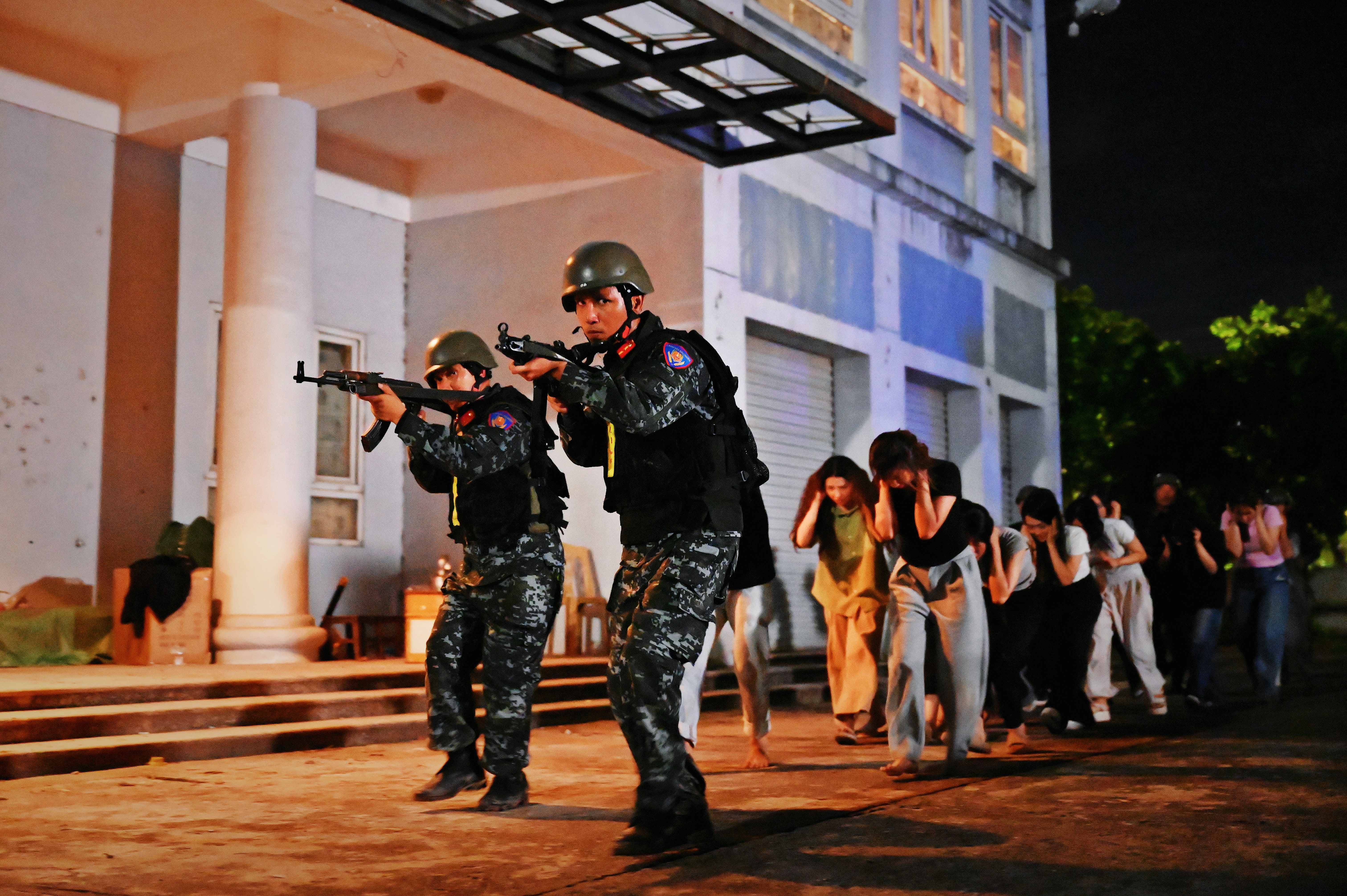 'Chiến sĩ quả cảm' tập 11: Tái hiện khung cảnh ám ảnh bên trong ổ buôn người, nhiệm vụ đánh bắt tội phạm có vũ khí nghẹt thở