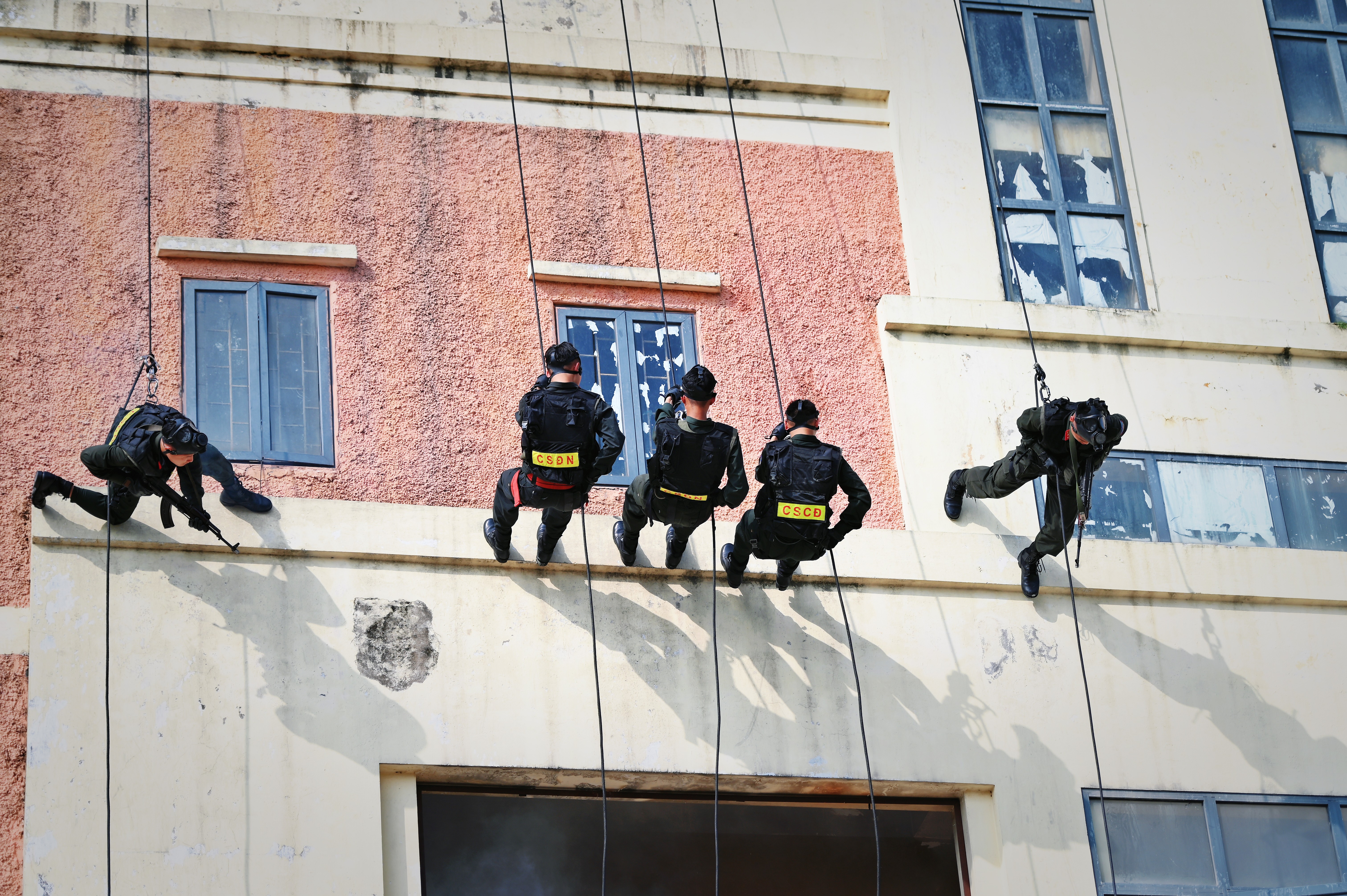 'Chiến sĩ quả cảm' tập 11: Tái hiện khung cảnh ám ảnh bên trong ổ buôn người, nhiệm vụ đánh bắt tội phạm có vũ khí nghẹt thở