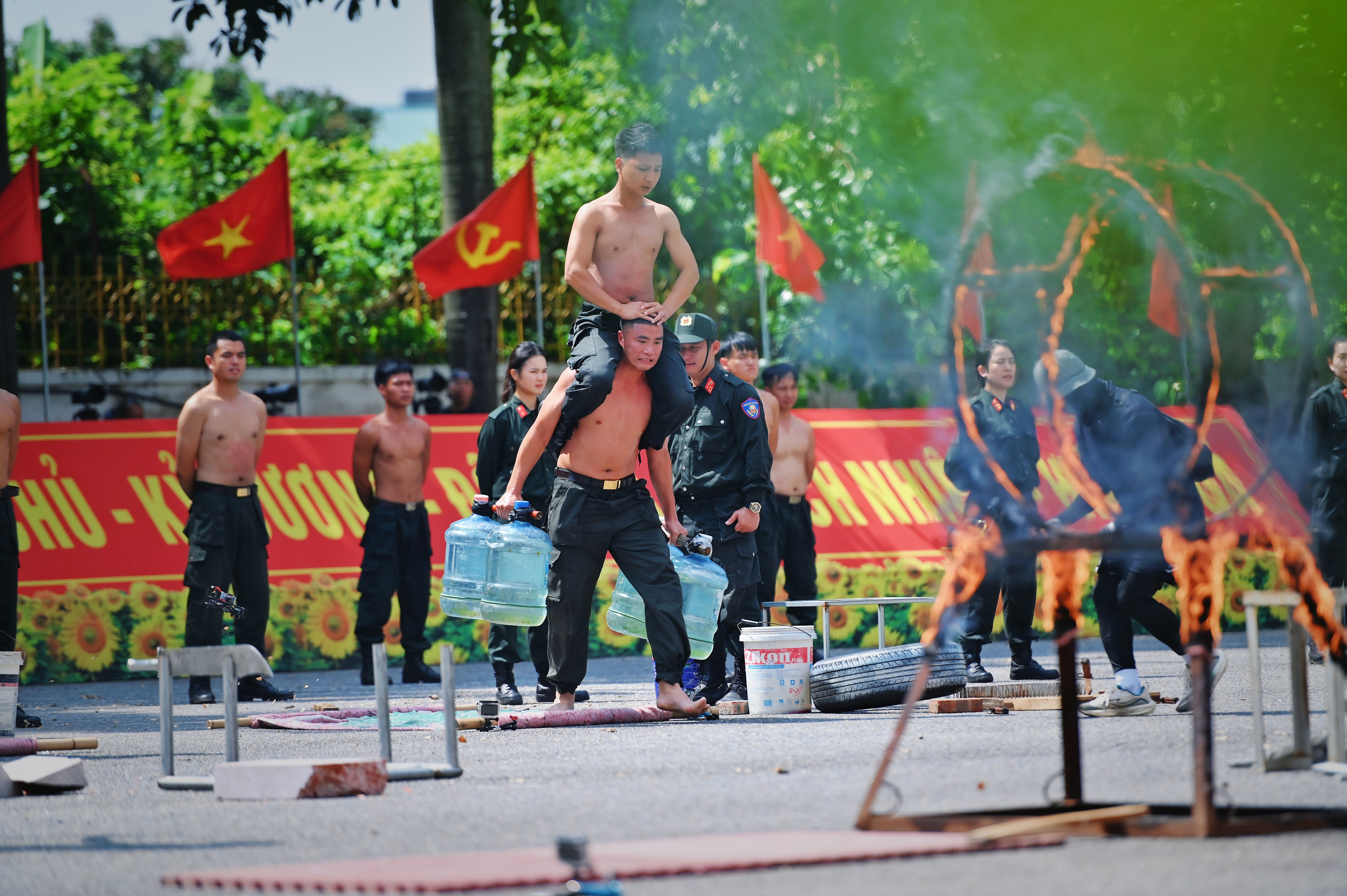 'Chiến sĩ quả cảm' tập 11: Tái hiện khung cảnh ám ảnh bên trong ổ buôn người, nhiệm vụ đánh bắt tội phạm có vũ khí nghẹt thở