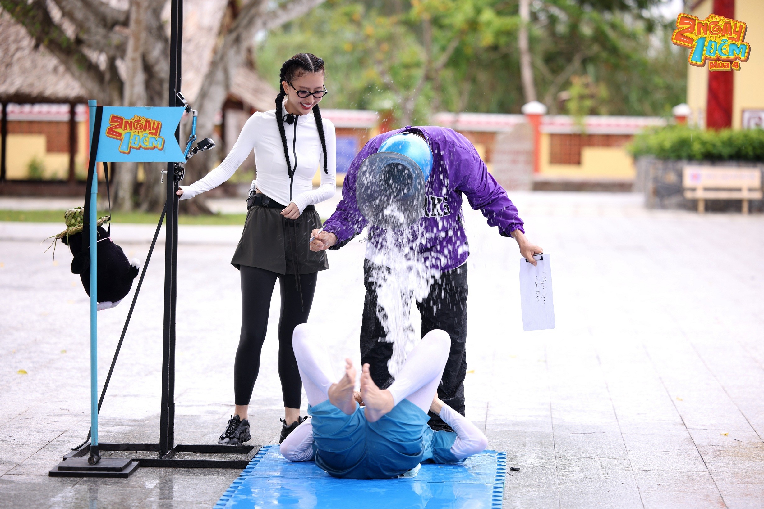 '2 ngày 1 đêm': Kiều Minh Tuấn nhận liên hoàn thau nước từ đồng đội