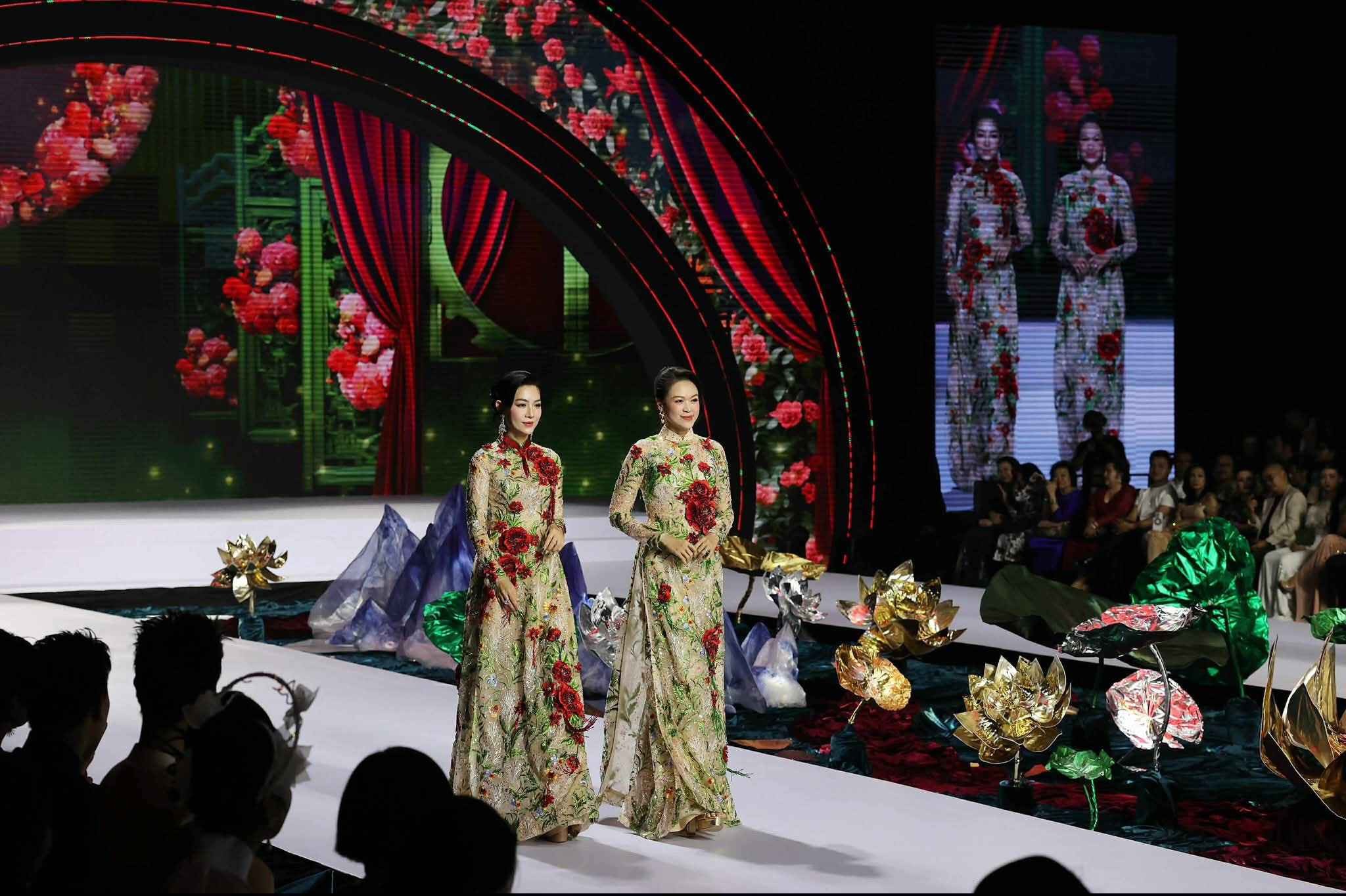 Cựu siêu mẫu - diễn viên Ngọc Nga bất ngờ xuất hiện thần thái tại show thời trang của NTK Linh San