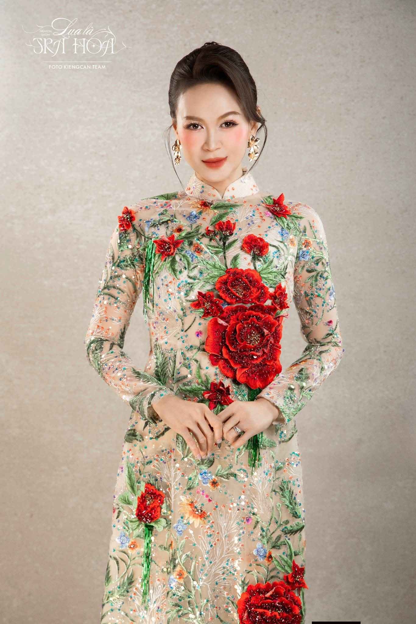 Cựu siêu mẫu - diễn viên Ngọc Nga bất ngờ xuất hiện thần thái tại show thời trang của NTK Linh San