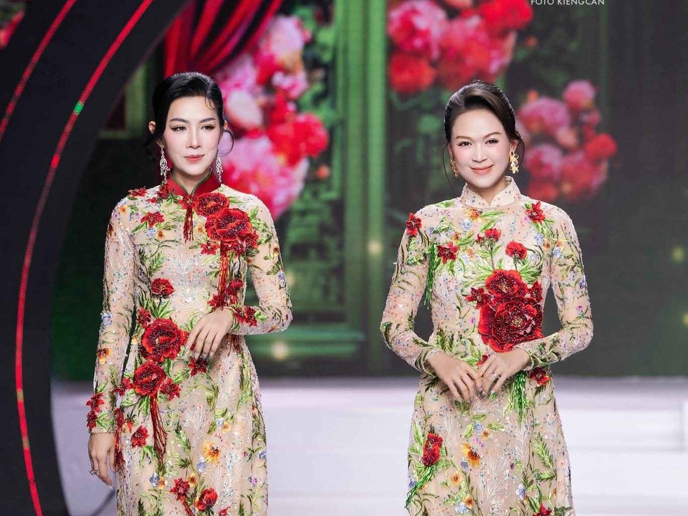 Cựu siêu mẫu - diễn viên Ngọc Nga bất ngờ xuất hiện thần thái tại show thời trang của NTK Linh San