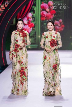 Cựu siêu mẫu - diễn viên Ngọc Nga bất ngờ xuất hiện thần thái tại show thời trang của NTK Linh San