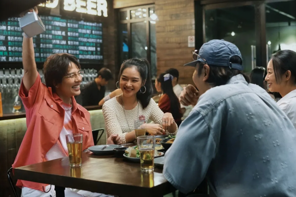 (Review) ‘Tay anh giữ một vì sao’: Câu chuyện tình yêu dễ chịu, giao thoa văn hóa Việt - Hàn