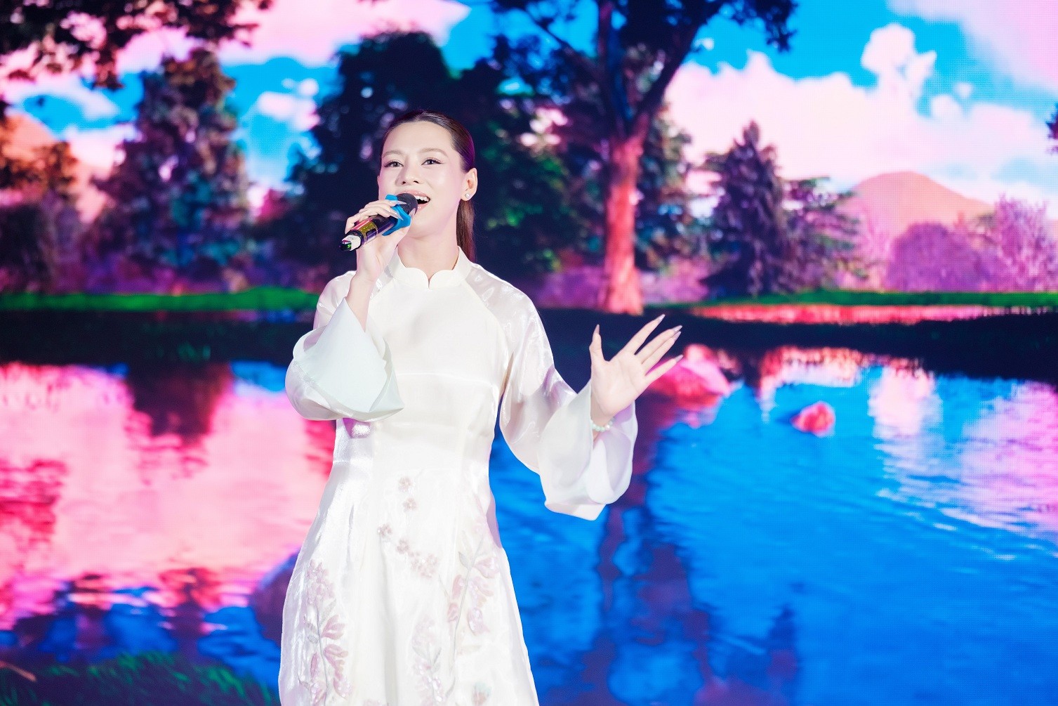 Đêm nhạc 'Chung tay vì đồng bào' quyên góp hơn 10 tỷ đồng giúp đỡ người dân vùng bão lũ