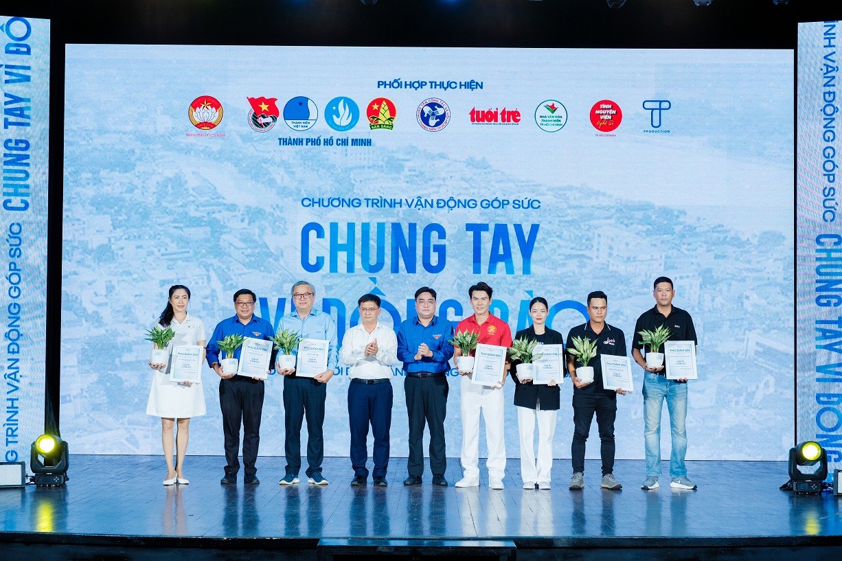 Đêm nhạc 'Chung tay vì đồng bào' quyên góp hơn 10 tỷ đồng giúp đỡ người dân vùng bão lũ