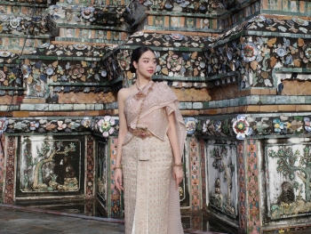 Hoa hậu Thanh Thủy tham quan Wat Arun, giao lưu văn hóa tại Thái Lan