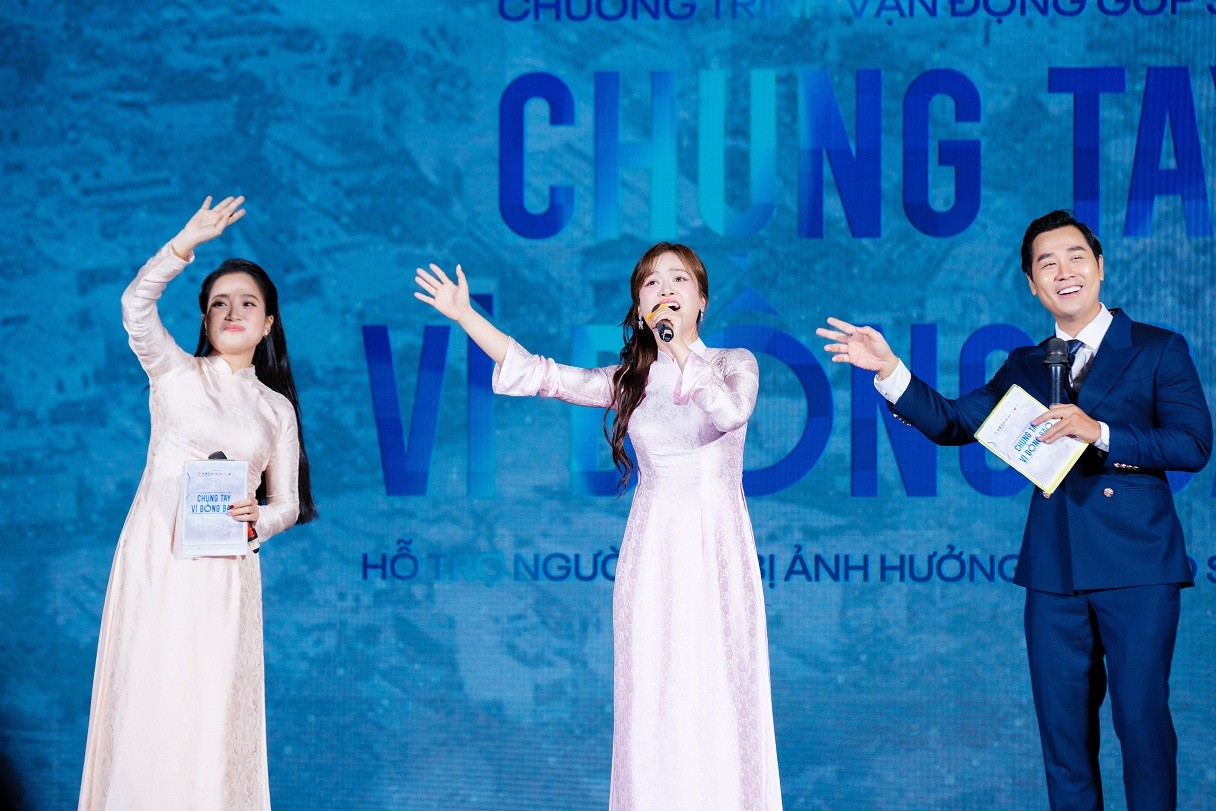 Đêm nhạc 'Chung tay vì đồng bào' quyên góp hơn 10 tỷ đồng giúp đỡ người dân vùng bão lũ