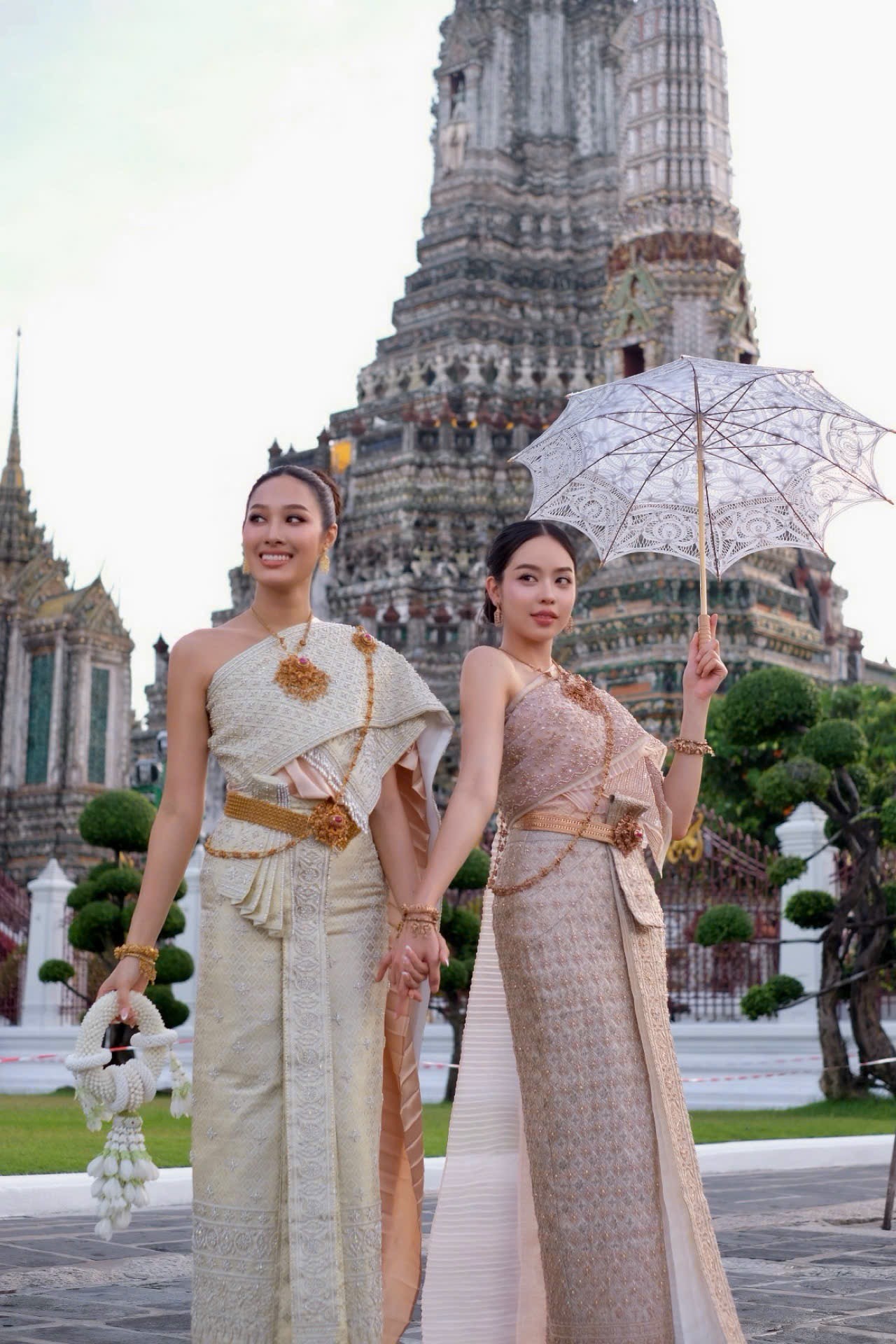Hoa hậu Thanh Thủy tham quan Wat Arun, giao lưu văn hóa tại Thái Lan