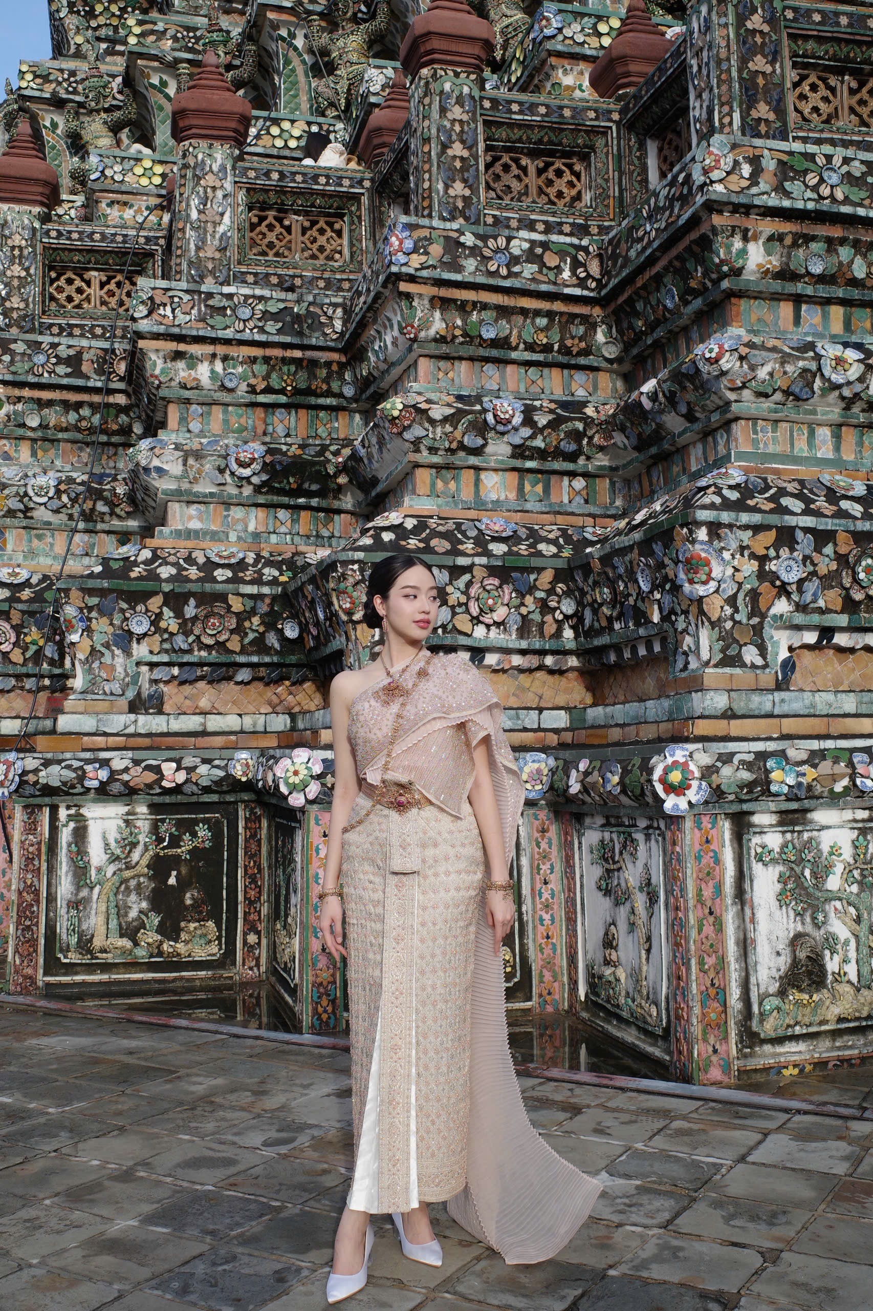 Hoa hậu Thanh Thủy tham quan Wat Arun, giao lưu văn hóa tại Thái Lan