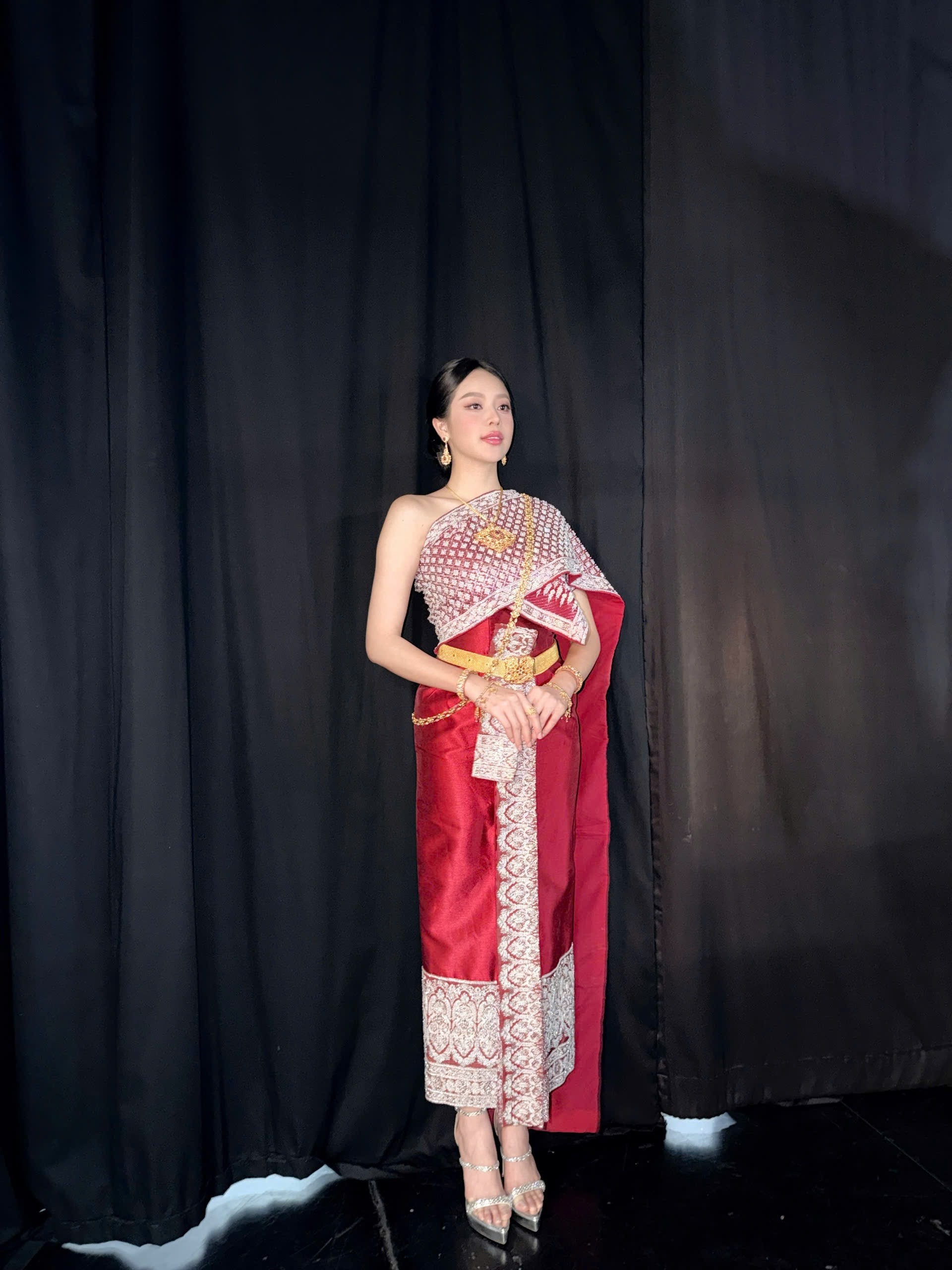 Hoa hậu Thanh Thủy tham quan Wat Arun, giao lưu văn hóa tại Thái Lan