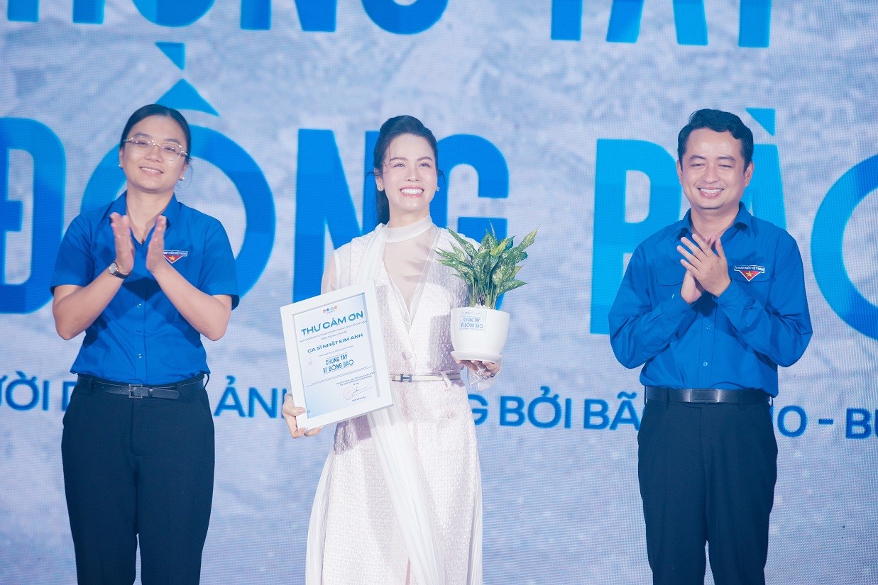 Đêm nhạc 'Chung tay vì đồng bào' quyên góp hơn 10 tỷ đồng giúp đỡ người dân vùng bão lũ