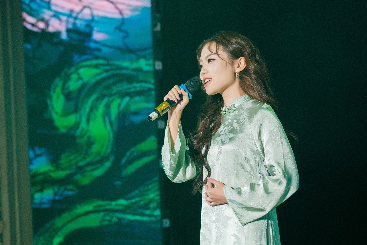 Đêm nhạc 'Chung tay vì đồng bào' quyên góp hơn 10 tỷ đồng giúp đỡ người dân vùng bão lũ